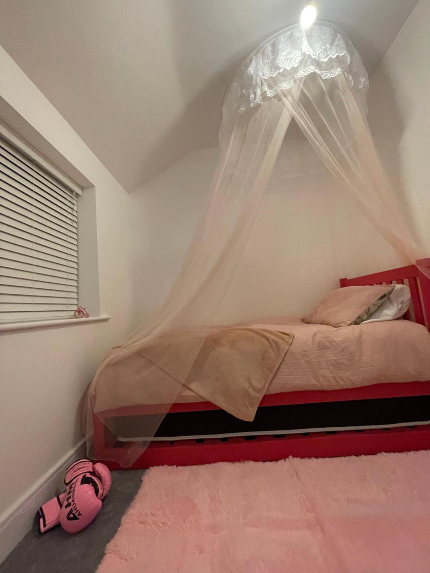 Holiday home Serenity House, Free Parking, Sleeps 6, Plus Free Stay For 2 Children On Sofa Beds, Near The Beach Restaurant And City Centre, Guests Recommend It