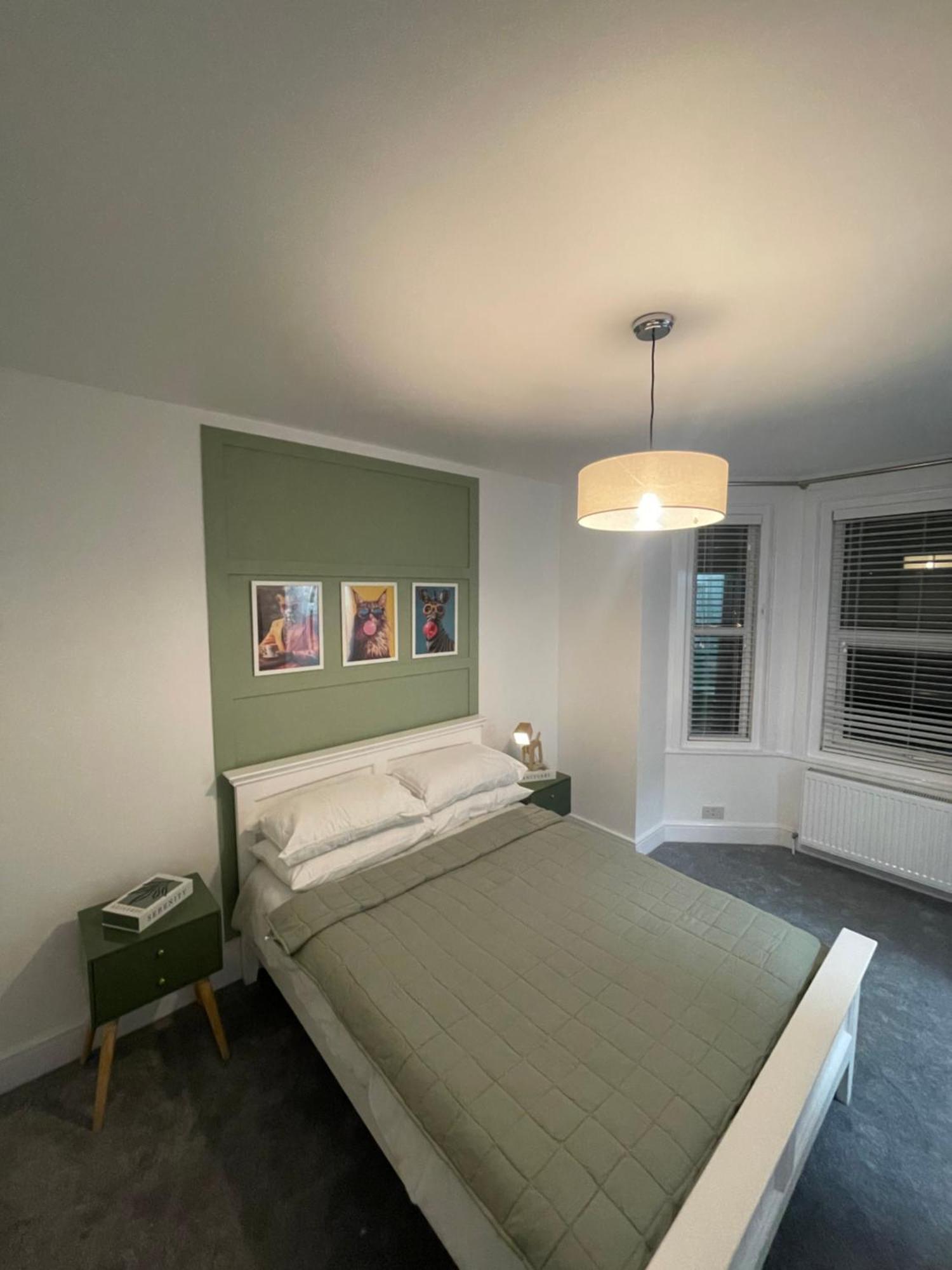 Holiday home Serenity House, Free Parking, Sleeps 6, Plus Free Stay For 2 Children On Sofa Beds, Near The Beach Restaurant And City Centre, Guests Recommend It Bournemouth
