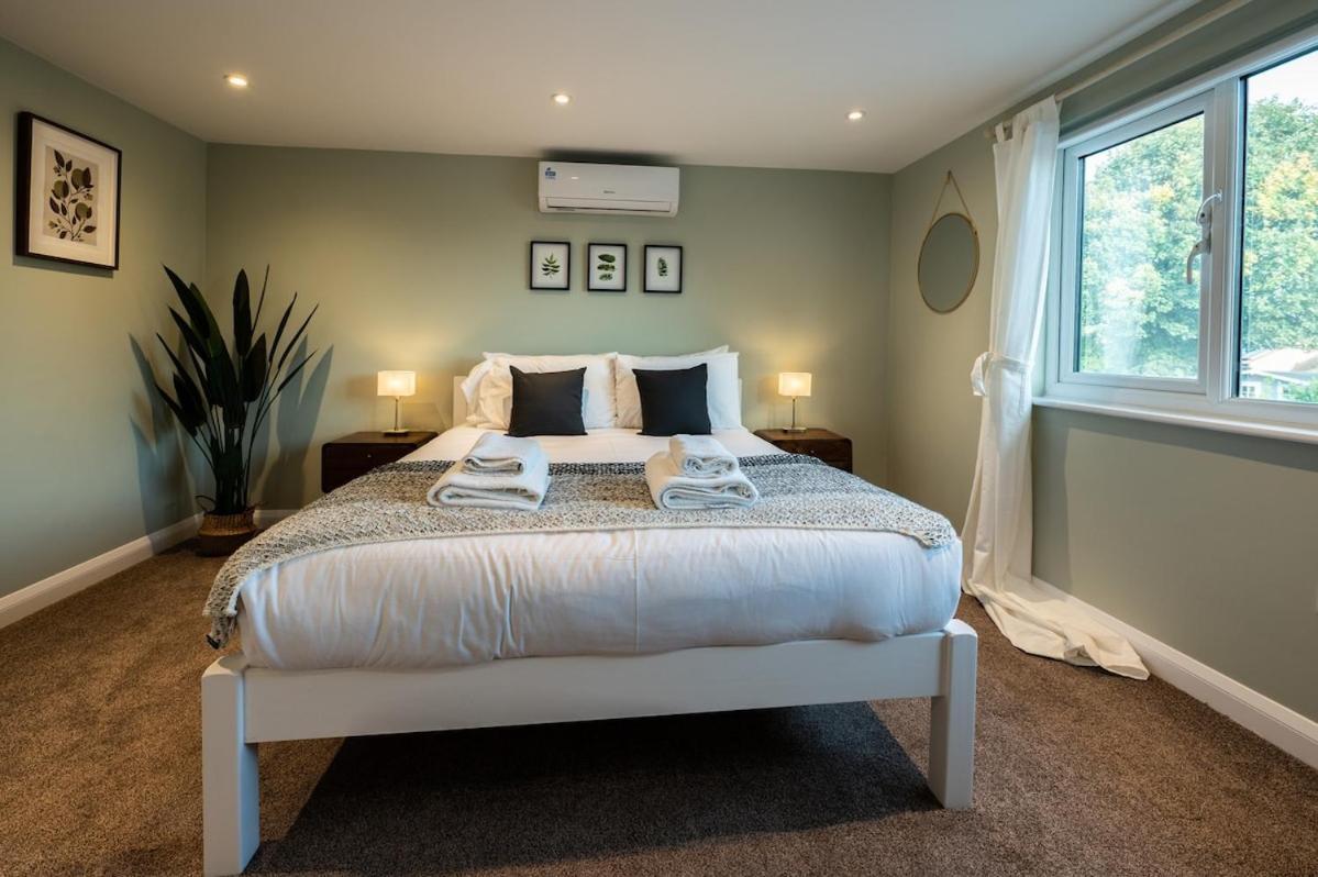 Hot Tub, Games & Cinema In Bournemouth, Excellent Ratings On Other Sites * Bournemouth