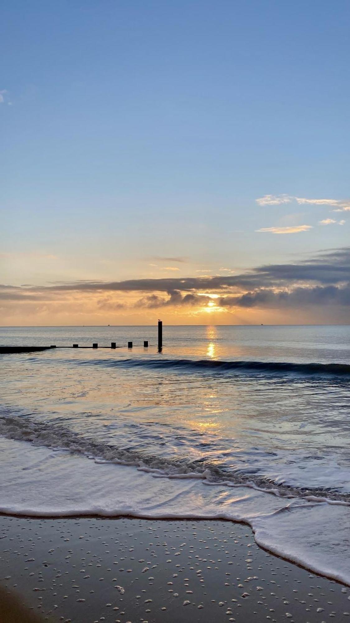 The Bank - Flat 1, Apartment, Sleeps 4, 7 Min From The Beach, Pet Friendly, Parking, Wifi, Kitchen And Washer Apartment *