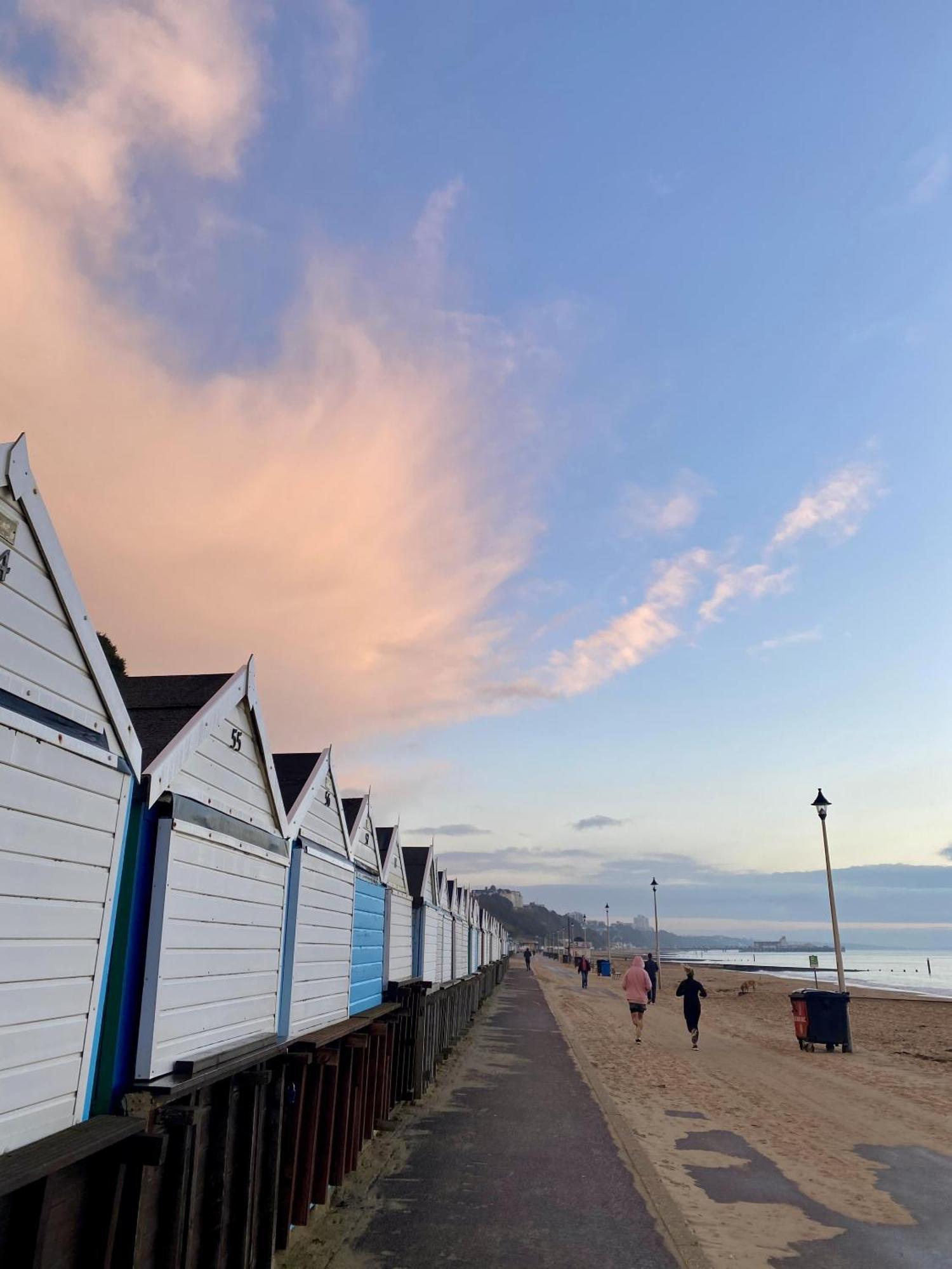The Bank - Flat 1, Apartment, Sleeps 4, 7 Min From The Beach, Pet Friendly, Parking, Wifi, Kitchen And Washer Apartment