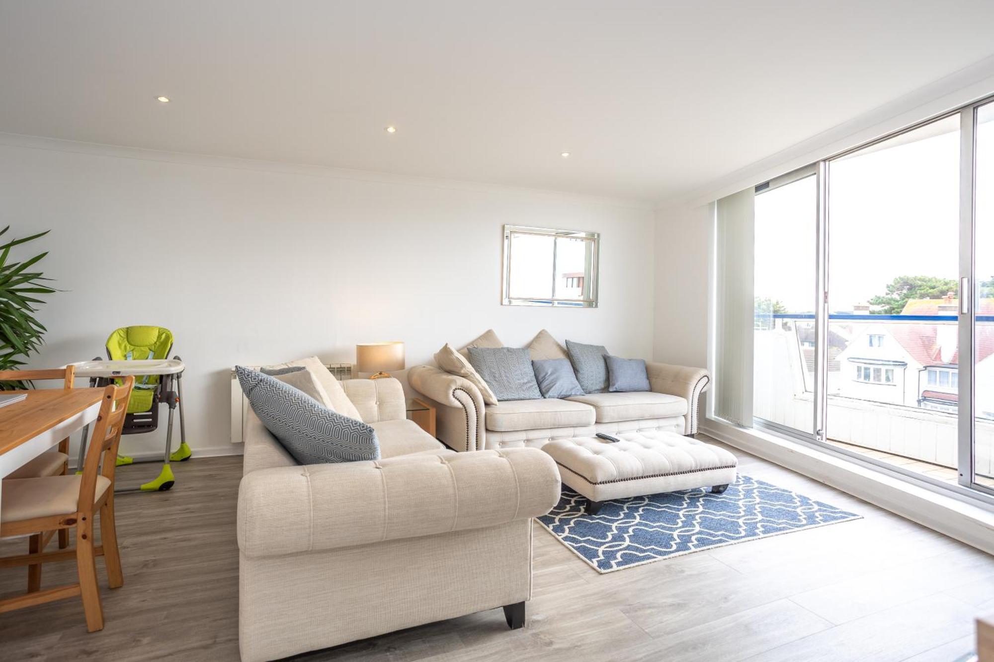 Apartment Stunning 2 Bed & 2 Bath, Seaview, Pets Welcome! Bournemouth