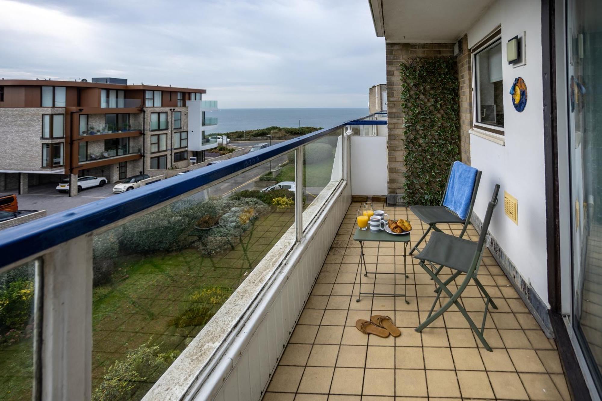 Stunning 2 Bed & 2 Bath, Seaview, Pets Welcome! *