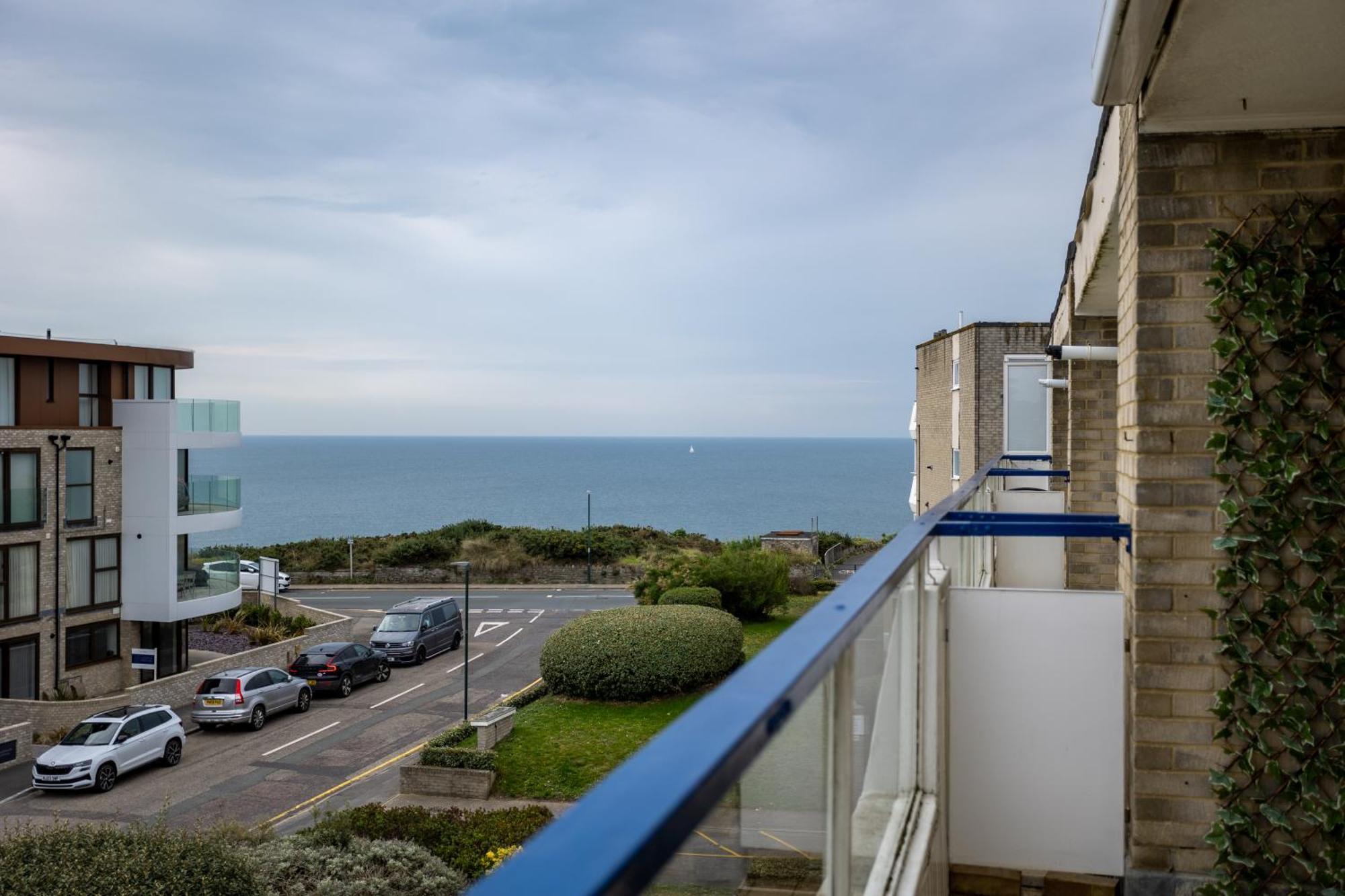 Stunning 2 Bed & 2 Bath, Seaview, Pets Welcome! * Bournemouth