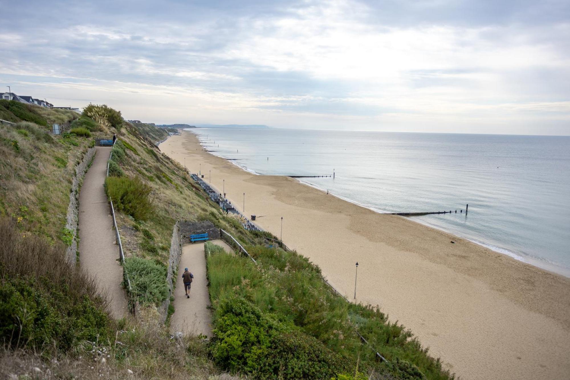 Apartment Stunning 2 Bed & 2 Bath, Seaview, Pets Welcome!
