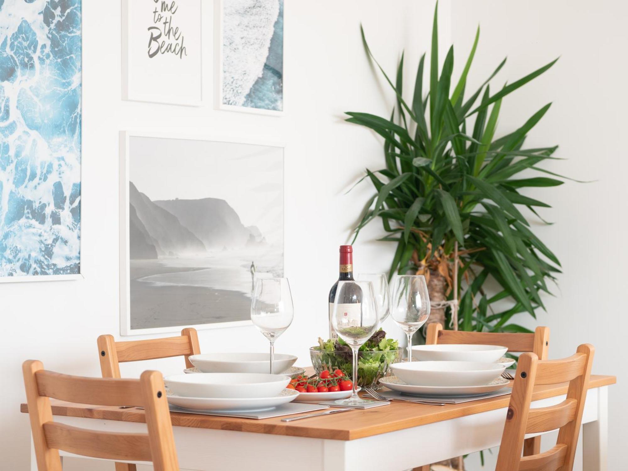 Apartment Stunning 2 Bed & 2 Bath, Seaview, Pets Welcome!