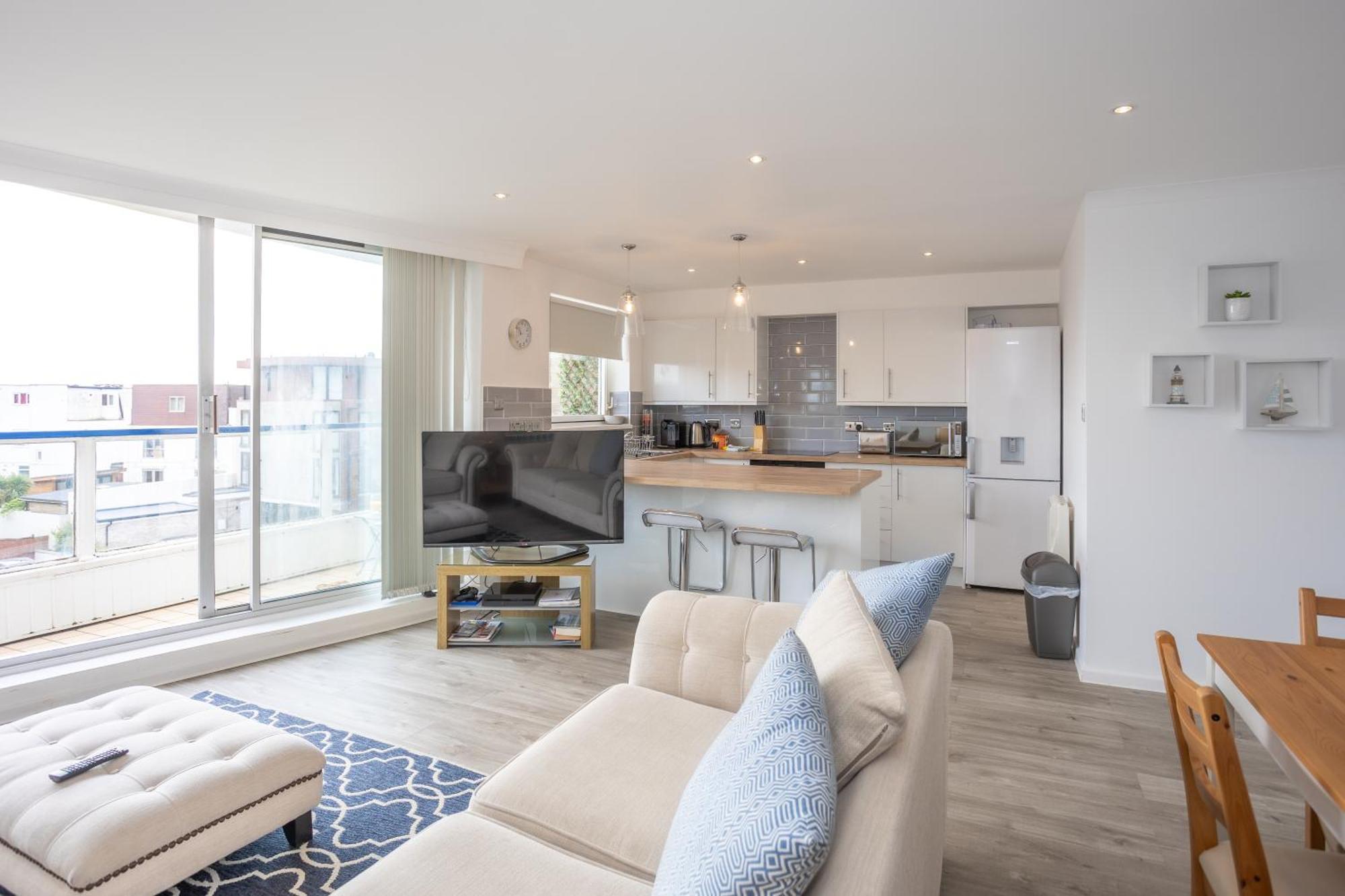 Apartment Stunning 2 Bed & 2 Bath, Seaview, Pets Welcome! *