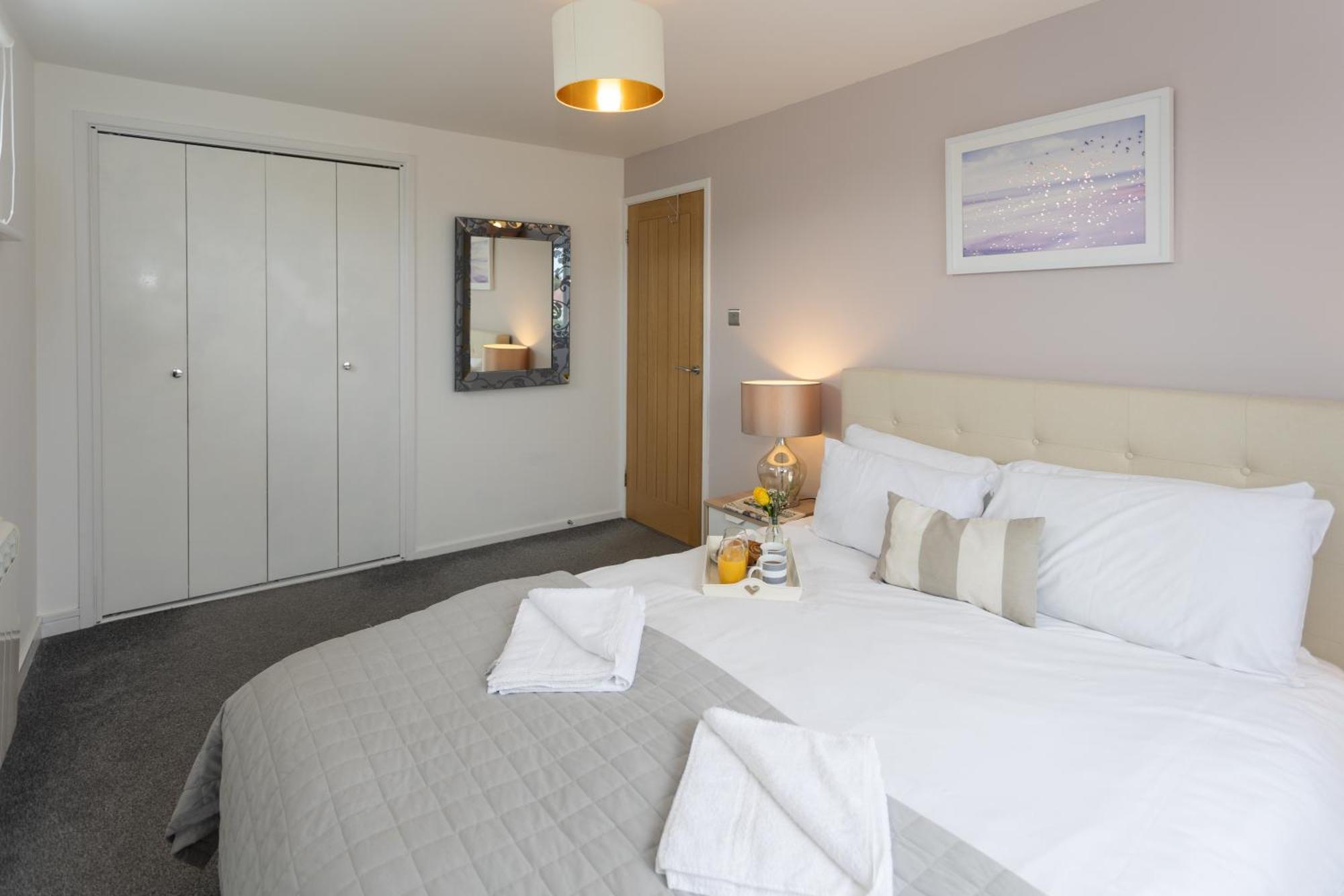 Apartment Stunning 2 Bed & 2 Bath, Seaview, Pets Welcome!
