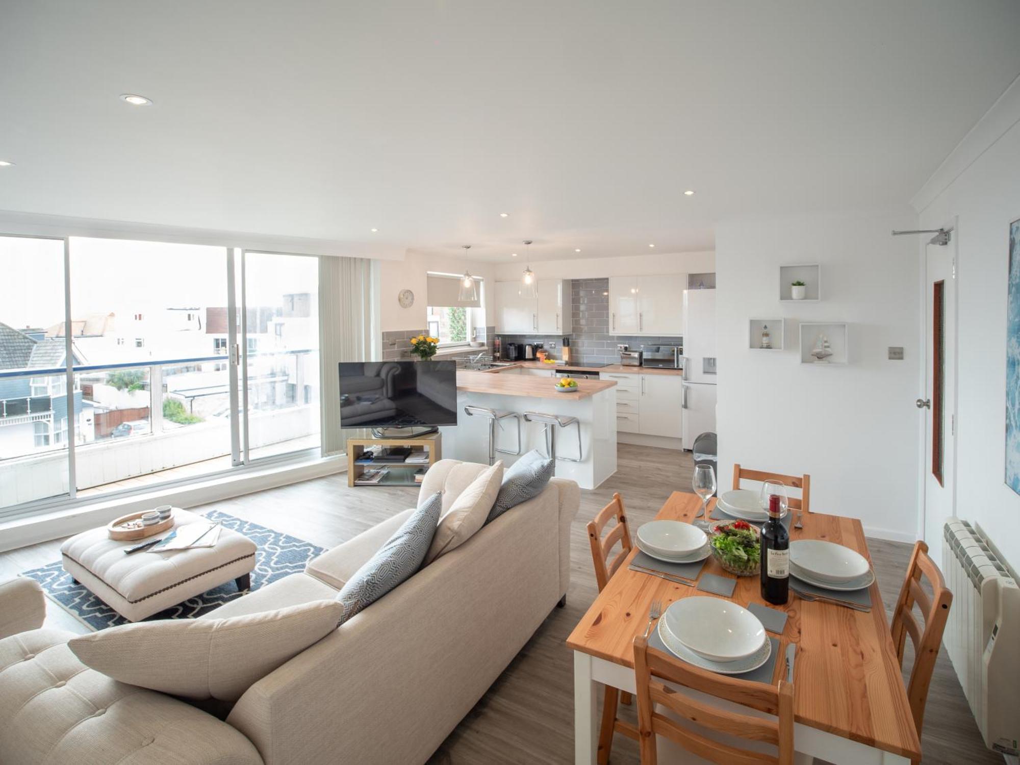 Apartment Stunning 2 Bed & 2 Bath, Seaview, Pets Welcome! *