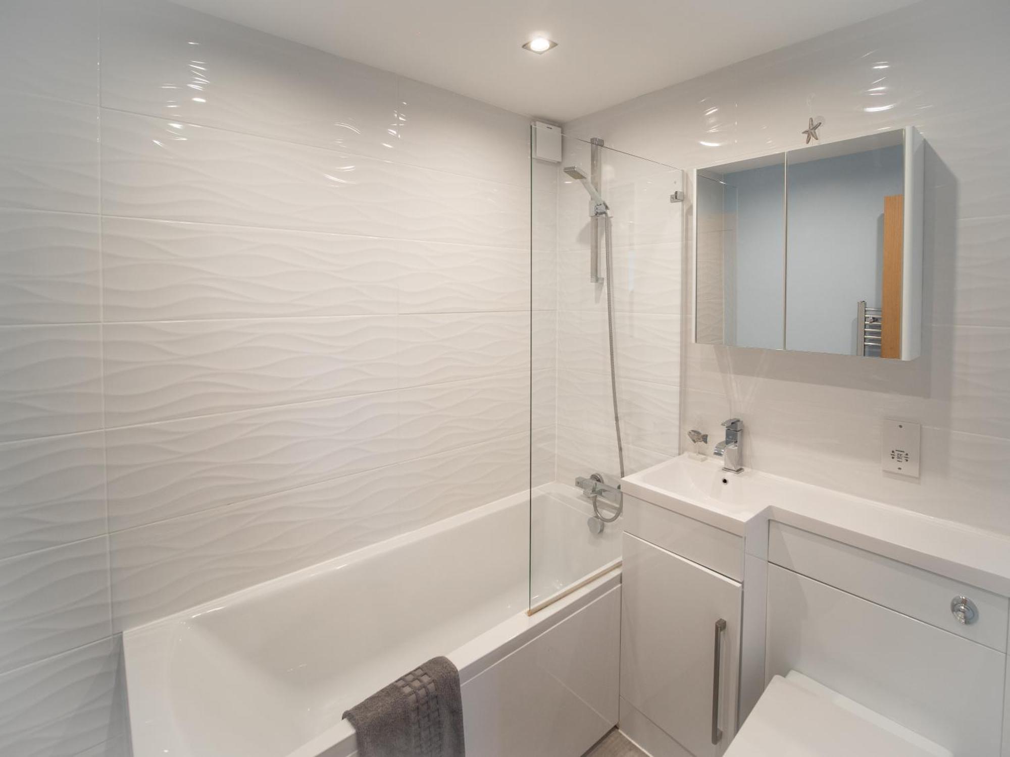 Stunning 2 Bed & 2 Bath, Seaview, Pets Welcome! *