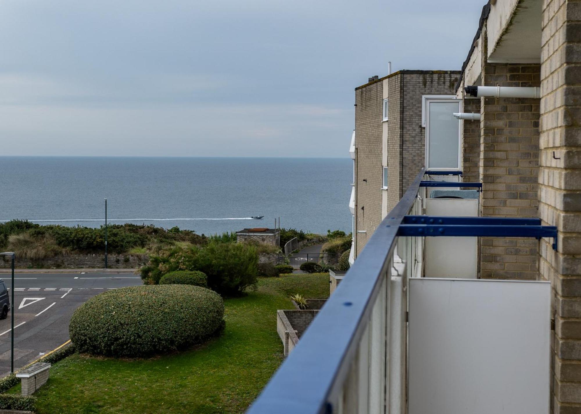Apartment Stunning 2 Bed & 2 Bath, Seaview, Pets Welcome!