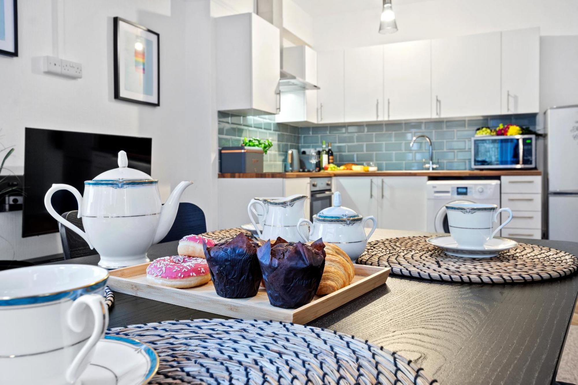 Family Retreat Stylish Apartment, Sleeps 6, 7 Minute Walk To Parking Wifi Kitchen And Washer *