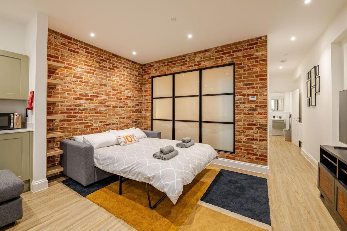 Brand New - Breeze Spacious 1-bedroom With Parking - Sleeps 4 Ppl- Internet Apartment *