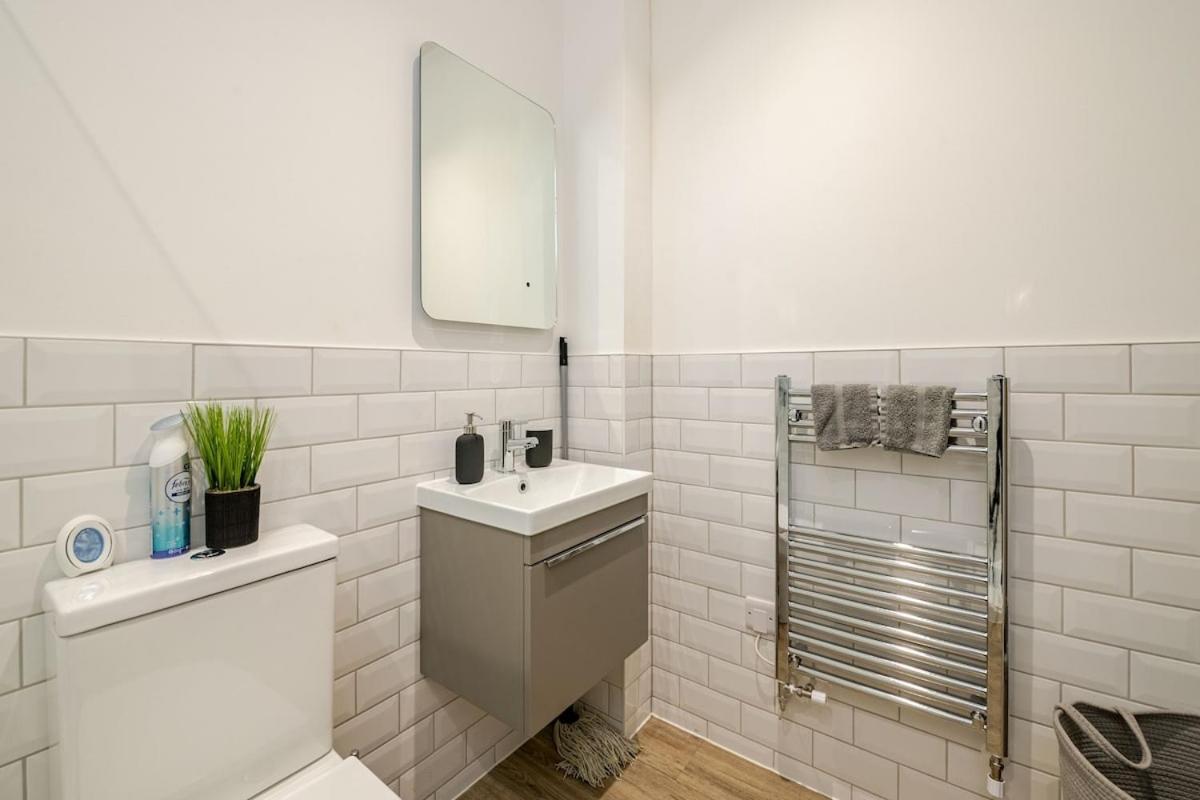 Brand New - Breeze Spacious 1-bedroom With Parking - Sleeps 4 Ppl- Internet Apartment