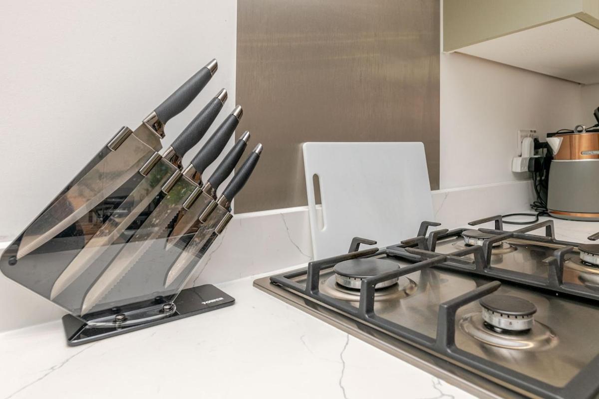 Brand New - Breeze Spacious 1-bedroom With Parking - Sleeps 4 Ppl- Internet Apartment *