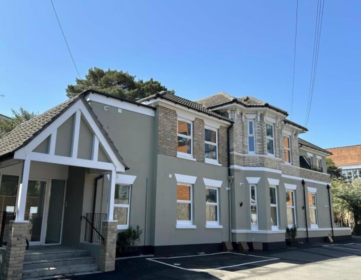Brand New - Breeze Spacious 1-bedroom With Parking - Sleeps 4 Ppl- Internet Apartment Bournemouth