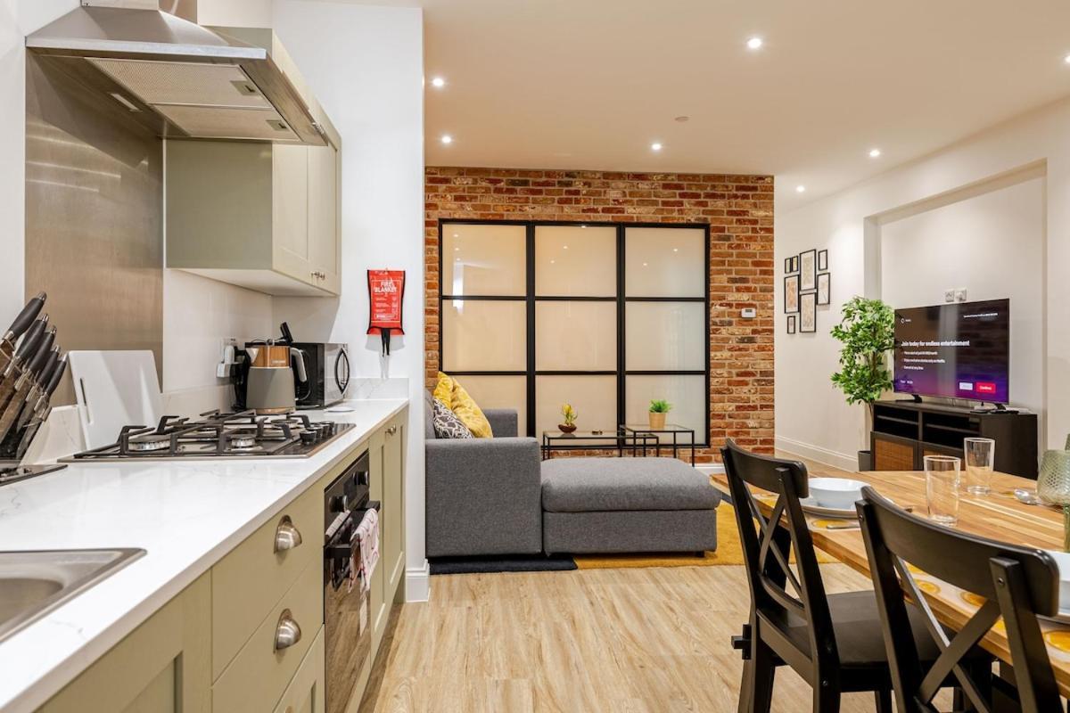 Brand New - Breeze Spacious 1-bedroom With Parking - Sleeps 4 Ppl- Internet