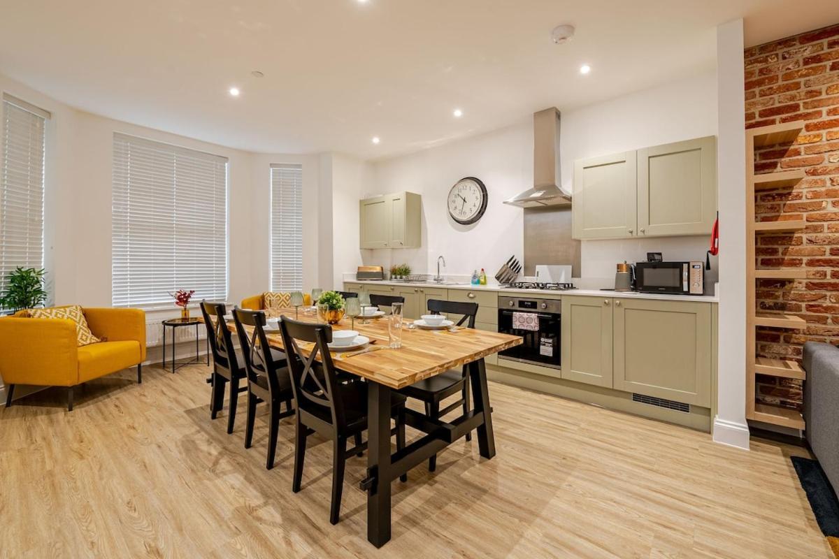 Brand New - Breeze Spacious 1-bedroom With Parking - Sleeps 4 Ppl- Internet