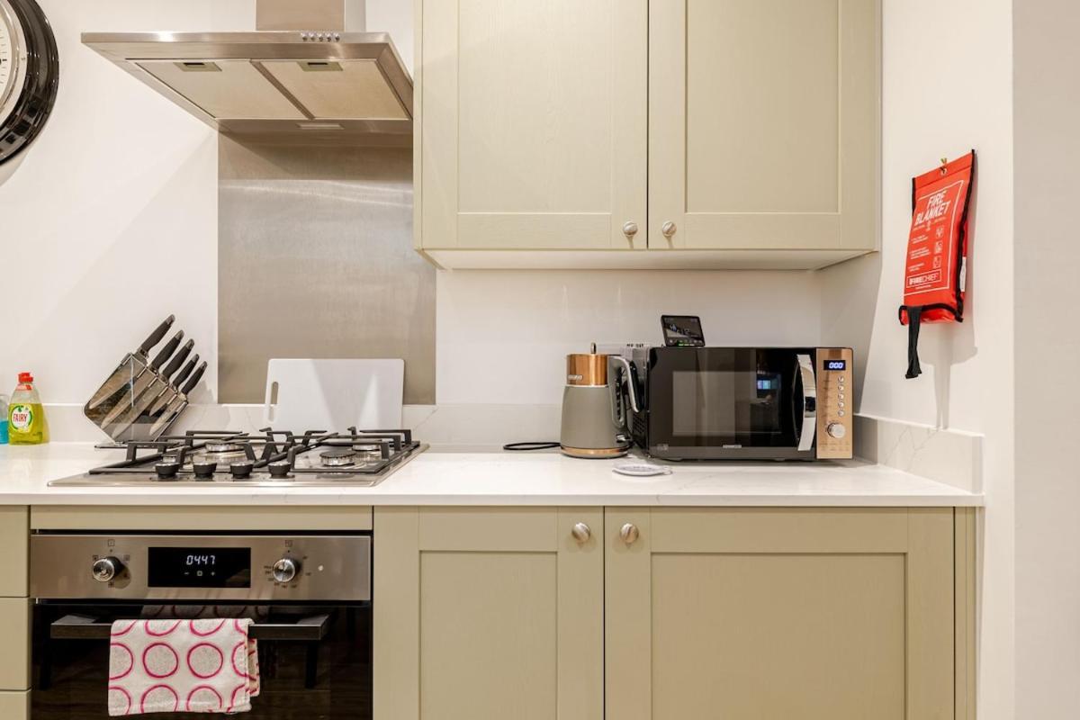 Brand New - Breeze Spacious 1-bedroom With Parking - Sleeps 4 Ppl- Internet Apartment