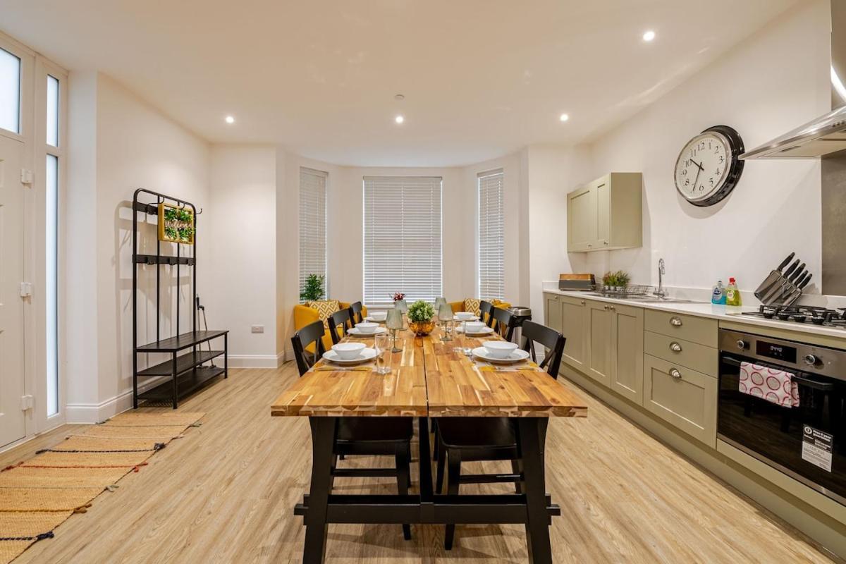 Brand New - Breeze Spacious 1-bedroom With Parking - Sleeps 4 Ppl- Internet Apartment *