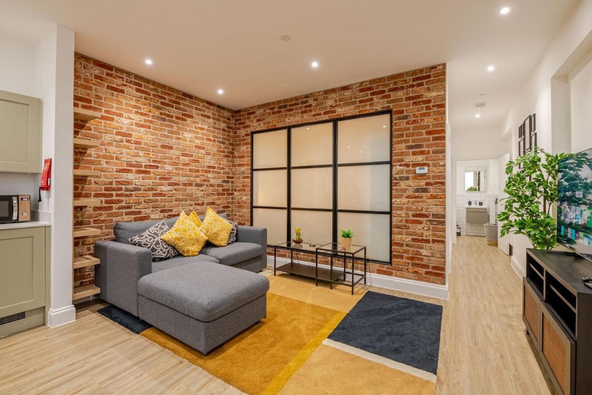 Brand New - Breeze Spacious 1-bedroom With Parking - Sleeps 4 Ppl- Internet *