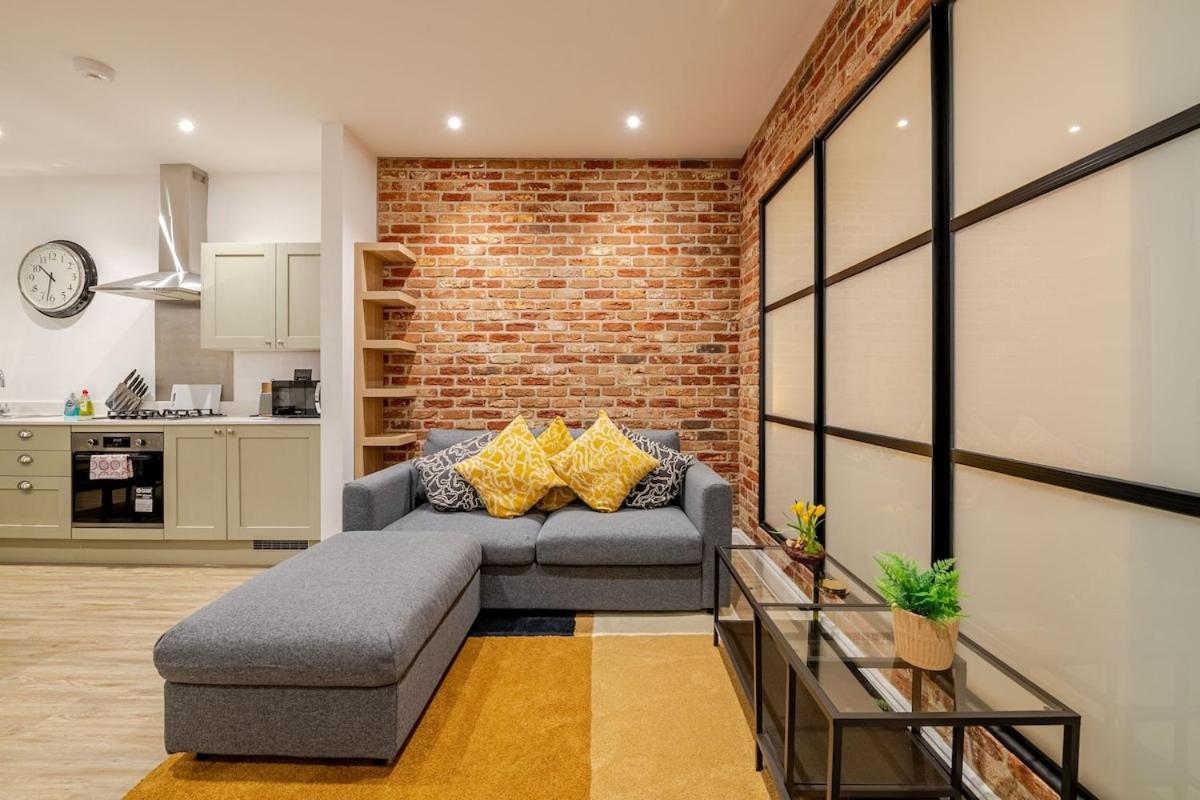 Brand New - Breeze Spacious 1-bedroom With Parking - Sleeps 4 Ppl- Internet Apartment *