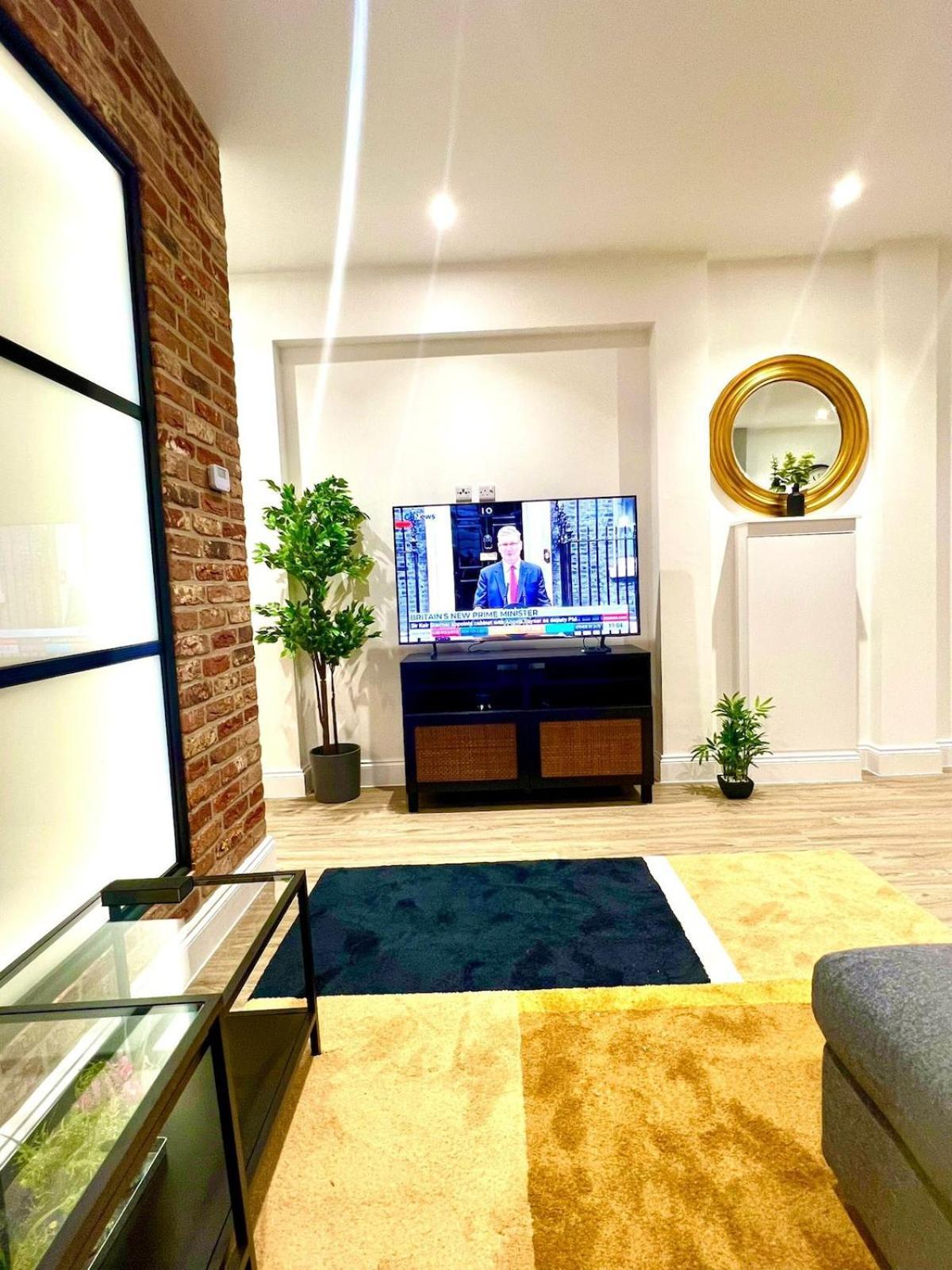 Brand New - Breeze Spacious 1-bedroom With Parking - Sleeps 4 Ppl- Internet *