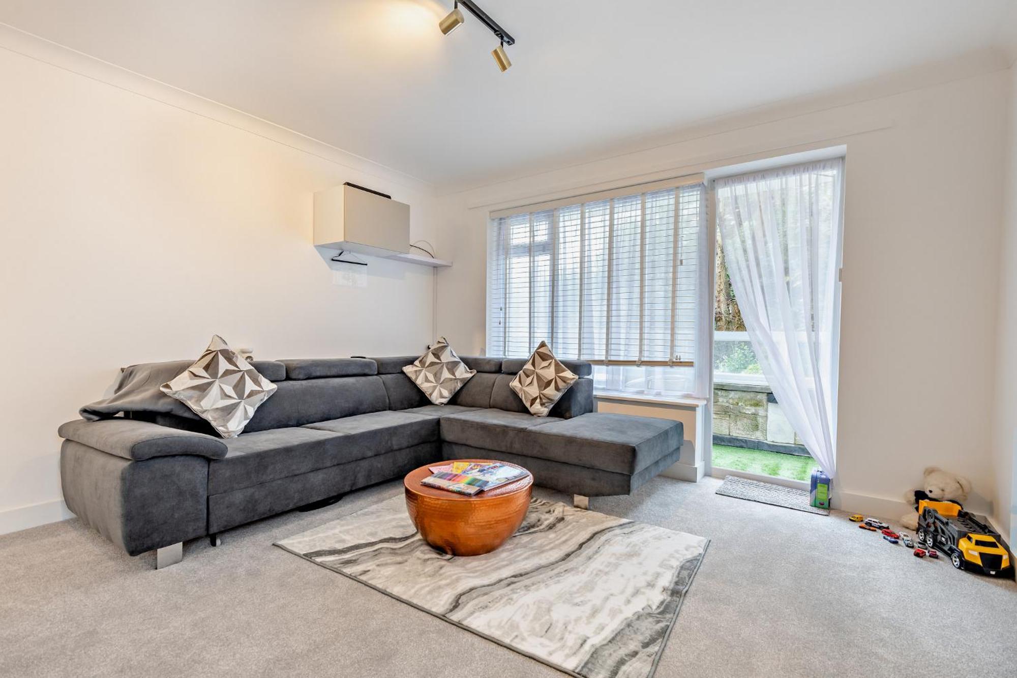 Chines Charm Stylish 3-bedroom Apartment