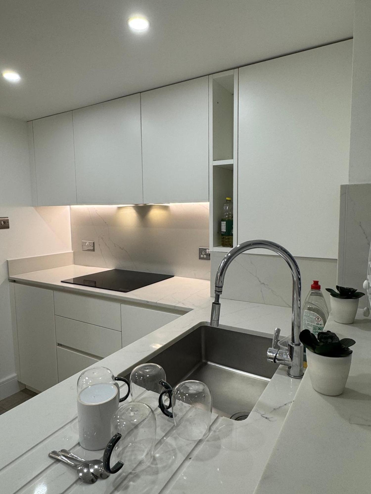 Serenity House, Free Parking, Sleeps 6, Plus Free Stay For 2 Children On Sofa Beds, Near The Beach Restaurant And City Centre, Guests Recommend It * Bournemouth