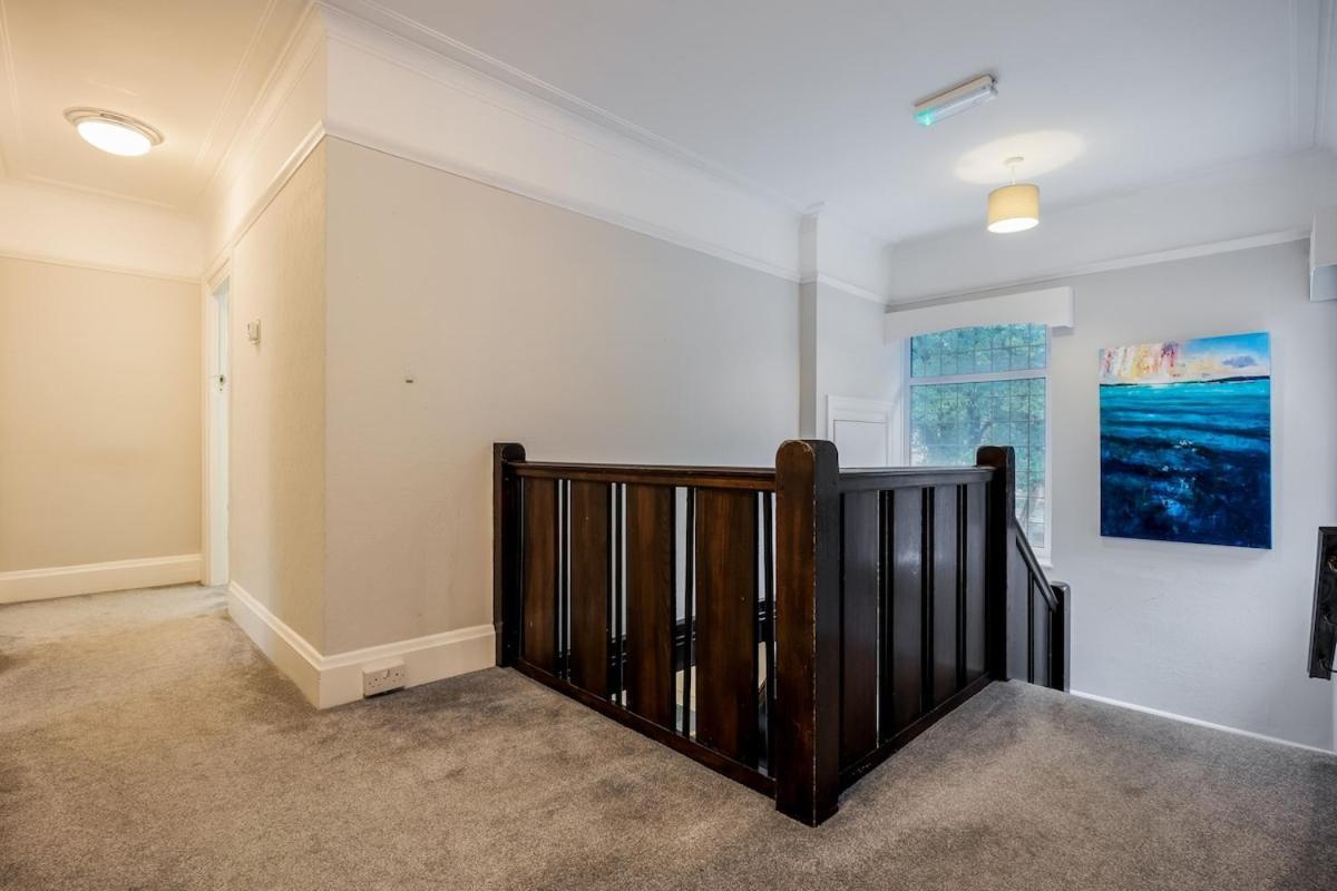 Lovely Spacious House, 300m From Beach, With Parking