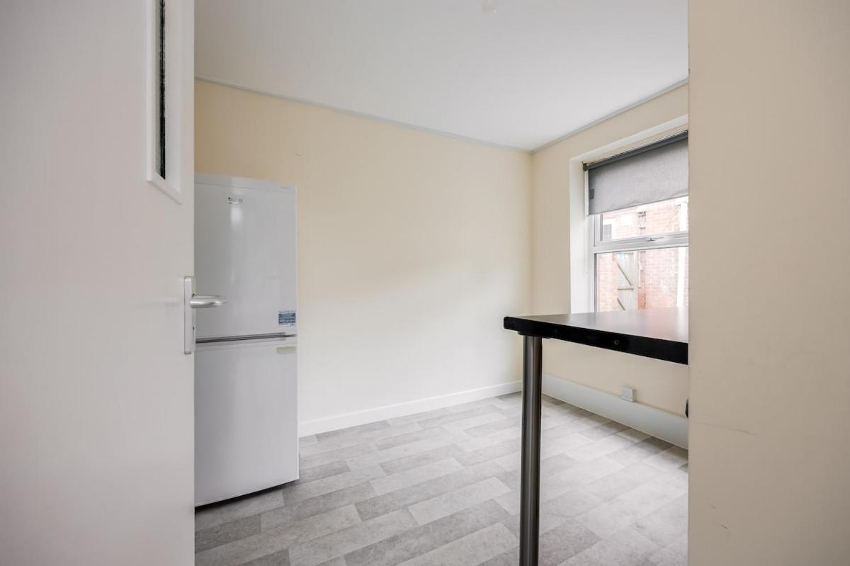 Lovely Spacious House, 300m From Beach, With Parking