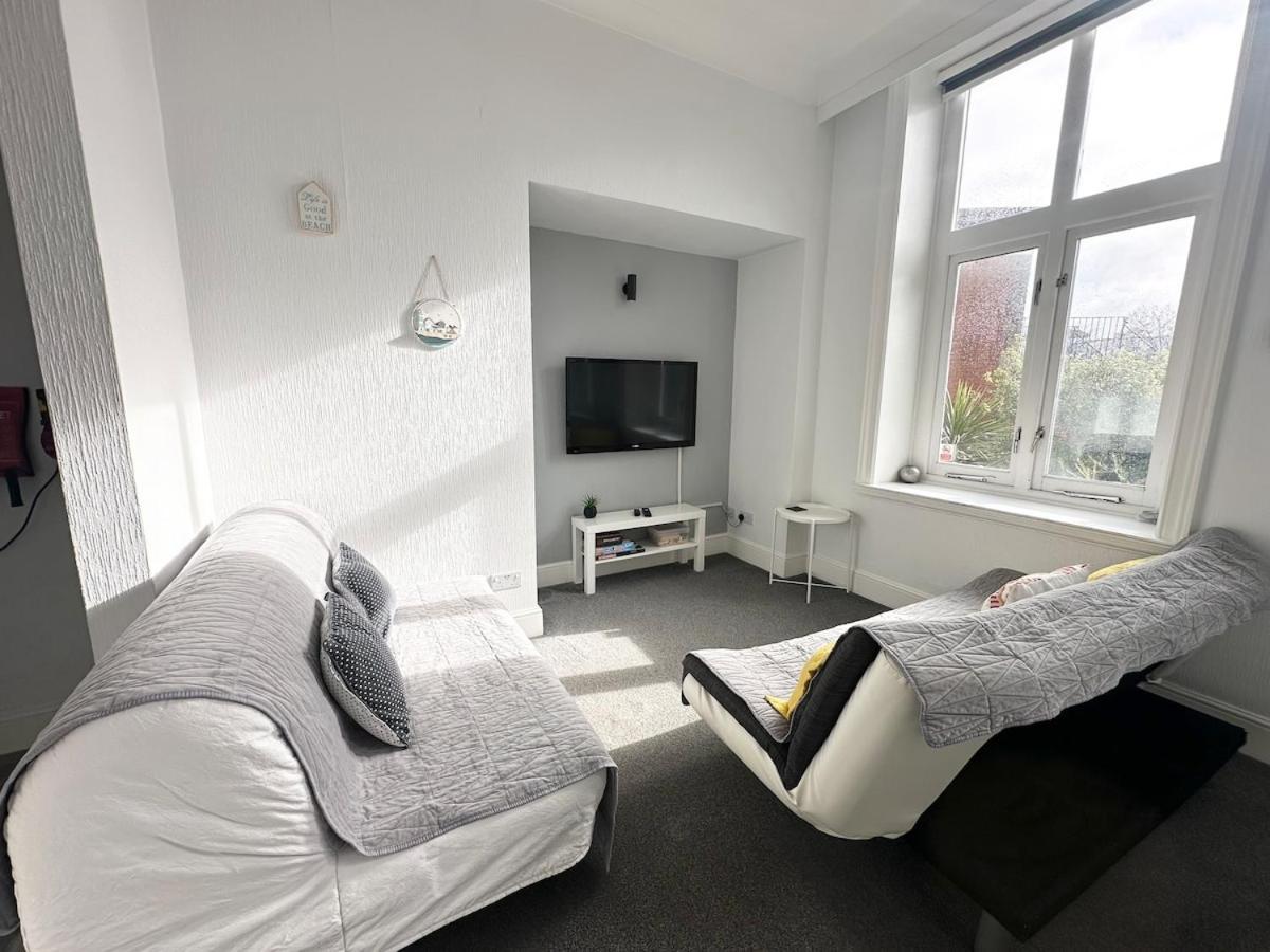 Beautiful 1 Bedroom Self Contained Apartment, Allocated Parking, Gym And Pool Table, Near To Seafront And Highstreet Apartment Bournemouth