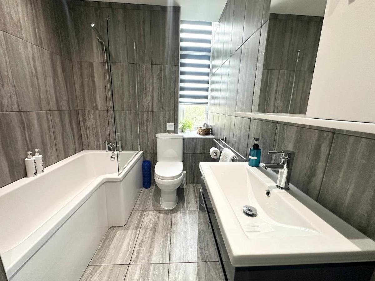 Beautiful 1 Bedroom Self Contained Apartment, Allocated Parking, Gym And Pool Table, Near To Seafront And Highstreet Bournemouth