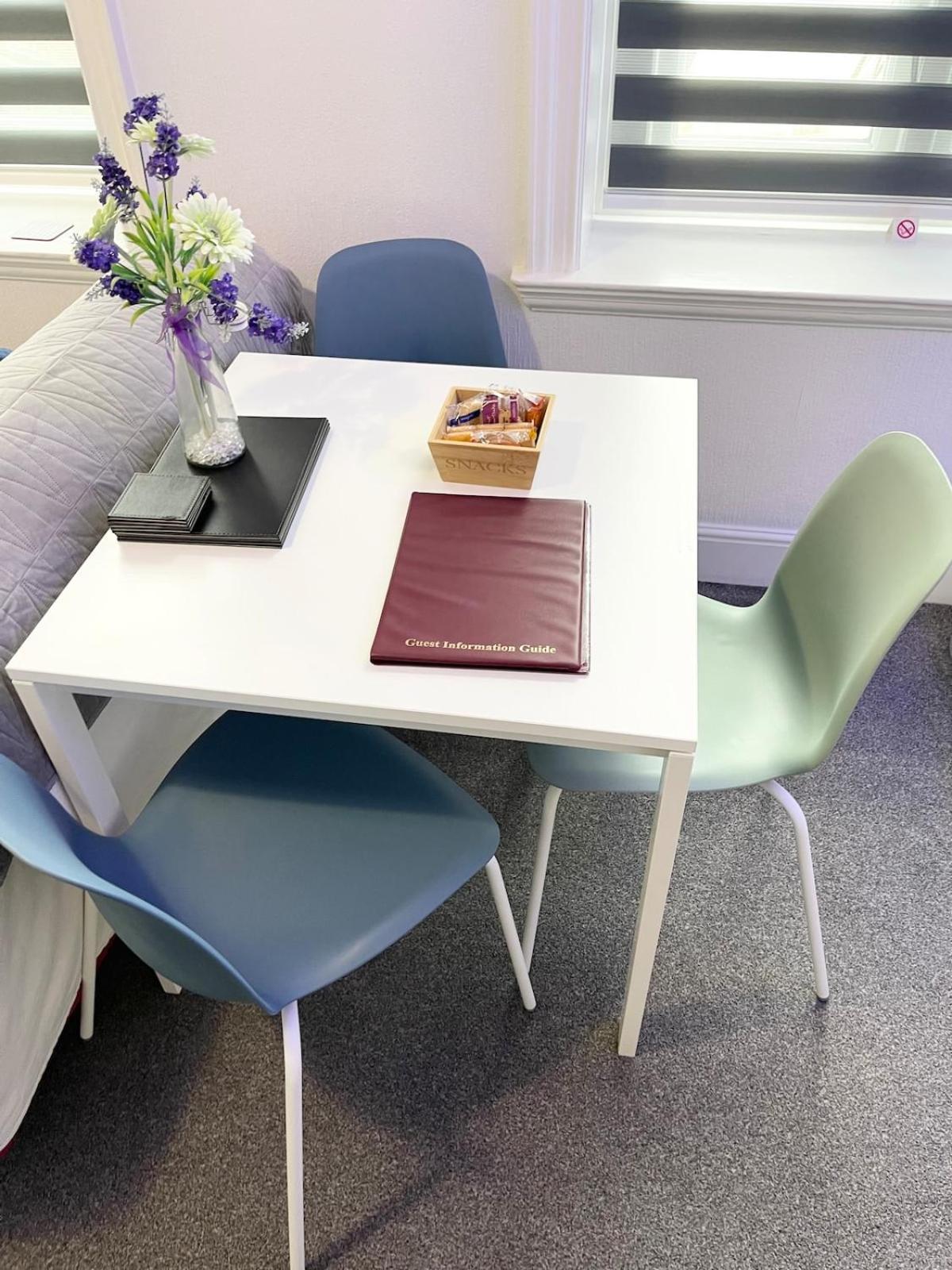 Beautiful 1 Bedroom Self Contained Apartment, Allocated Parking, Gym And Pool Table, Near To Seafront And Highstreet * Bournemouth
