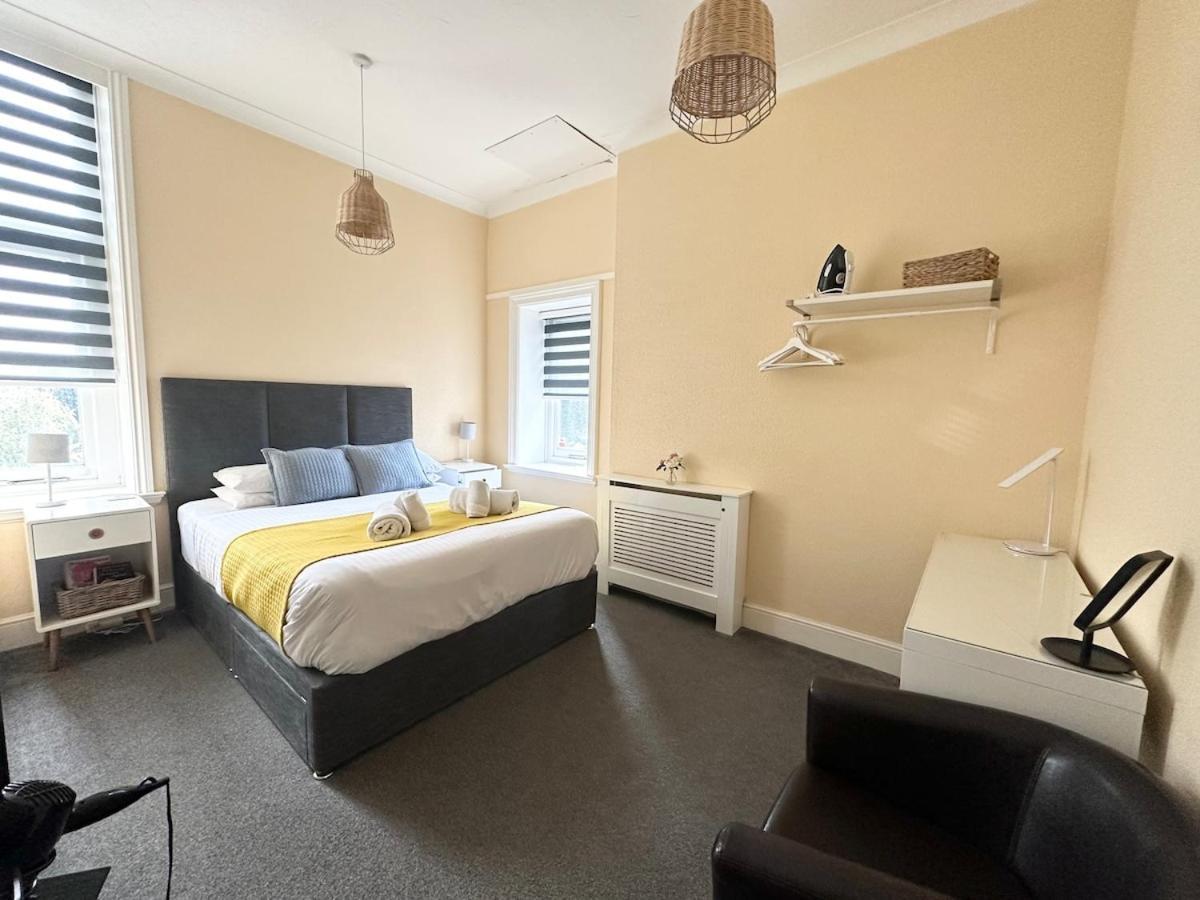 Apartment Beautiful 1 Bedroom Self Contained Apartment, Allocated Parking, Gym And Pool Table, Near To Seafront And Highstreet