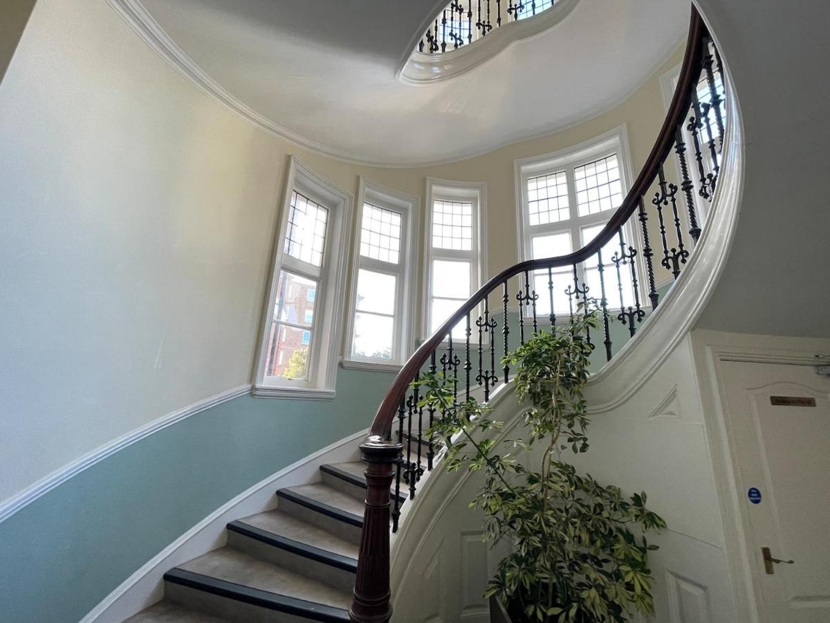 Beautiful 1 Bedroom Self Contained Apartment, Allocated Parking, Gym And Pool Table, Near To Seafront And Highstreet