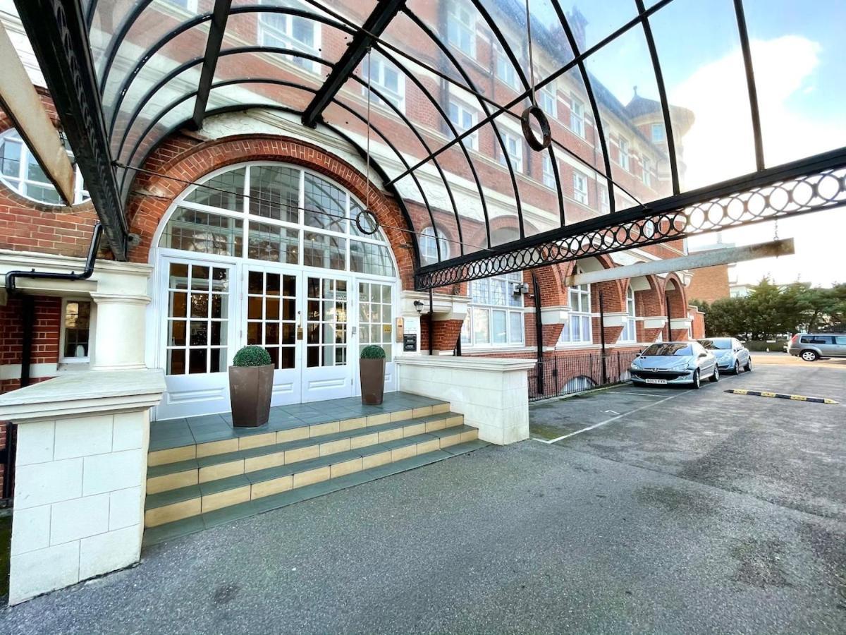 Beautiful 1 Bedroom Self Contained Apartment, Allocated Parking, Gym And Pool Table, Near To Seafront And Highstreet Apartment *