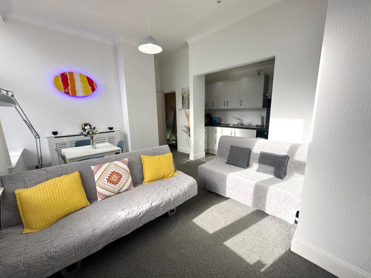 Beautiful 1 Bedroom Self Contained Apartment, Allocated Parking, Gym And Pool Table, Near To Seafront And Highstreet