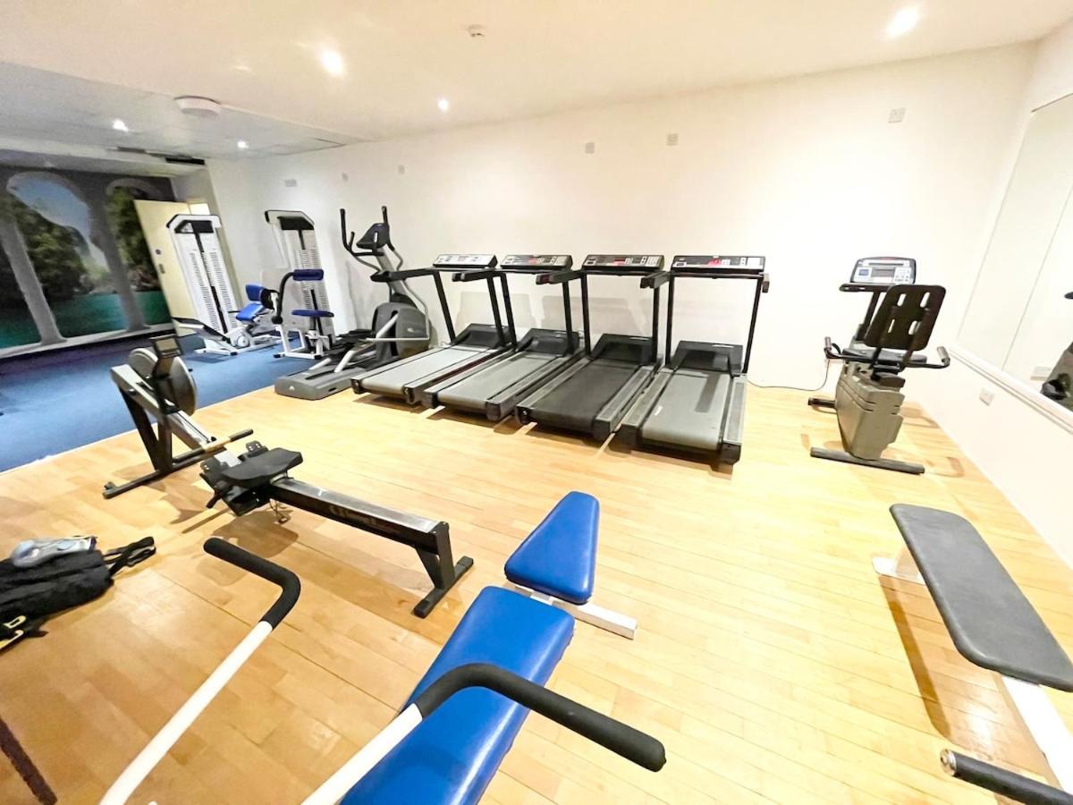 Beautiful 1 Bedroom Self Contained Apartment, Allocated Parking, Gym And Pool Table, Near To Seafront And Highstreet Apartment *