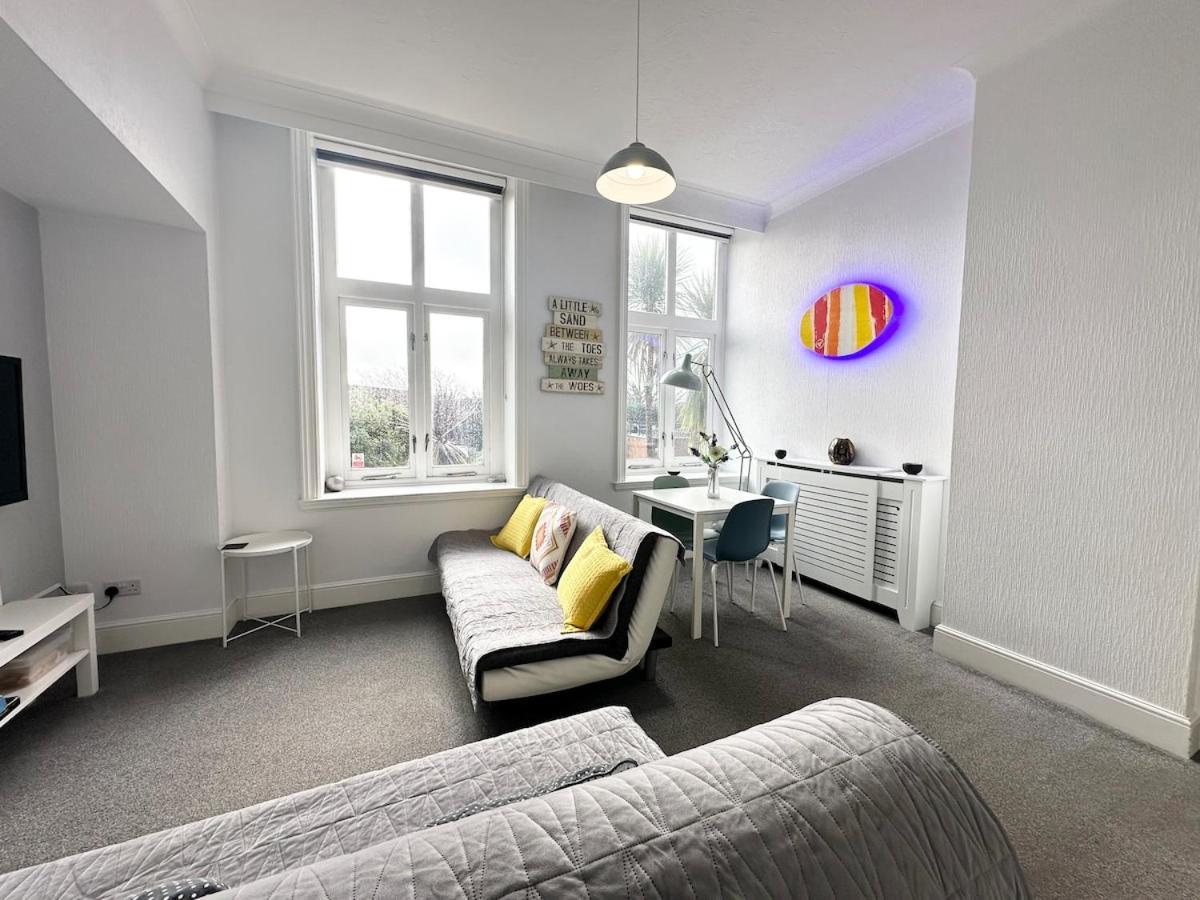 Apartment Beautiful 1 Bedroom Self Contained Apartment, Allocated Parking, Gym And Pool Table, Near To Seafront And Highstreet