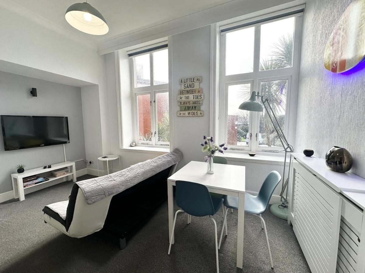 Beautiful 1 Bedroom Self Contained Apartment, Allocated Parking, Gym And Pool Table, Near To Seafront And Highstreet Apartment Bournemouth