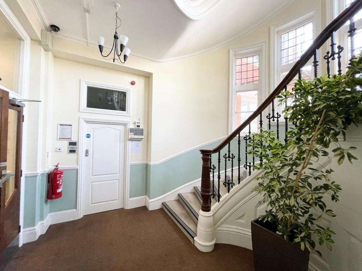 Apartment Beautiful 1 Bedroom Self Contained Apartment, Allocated Parking, Gym And Pool Table, Near To Seafront And Highstreet Bournemouth
