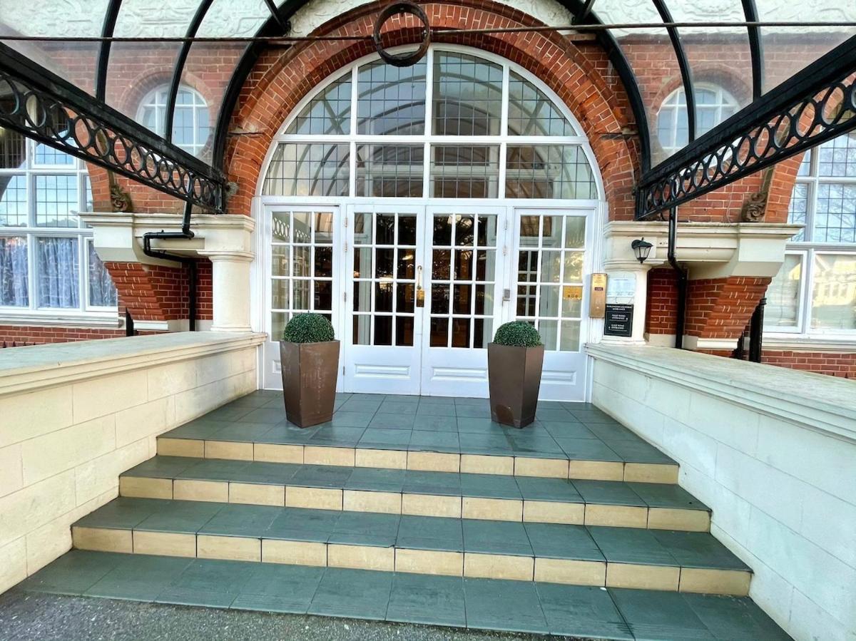Beautiful 1 Bedroom Self Contained Apartment, Allocated Parking, Gym And Pool Table, Near To Seafront And Highstreet Apartment *