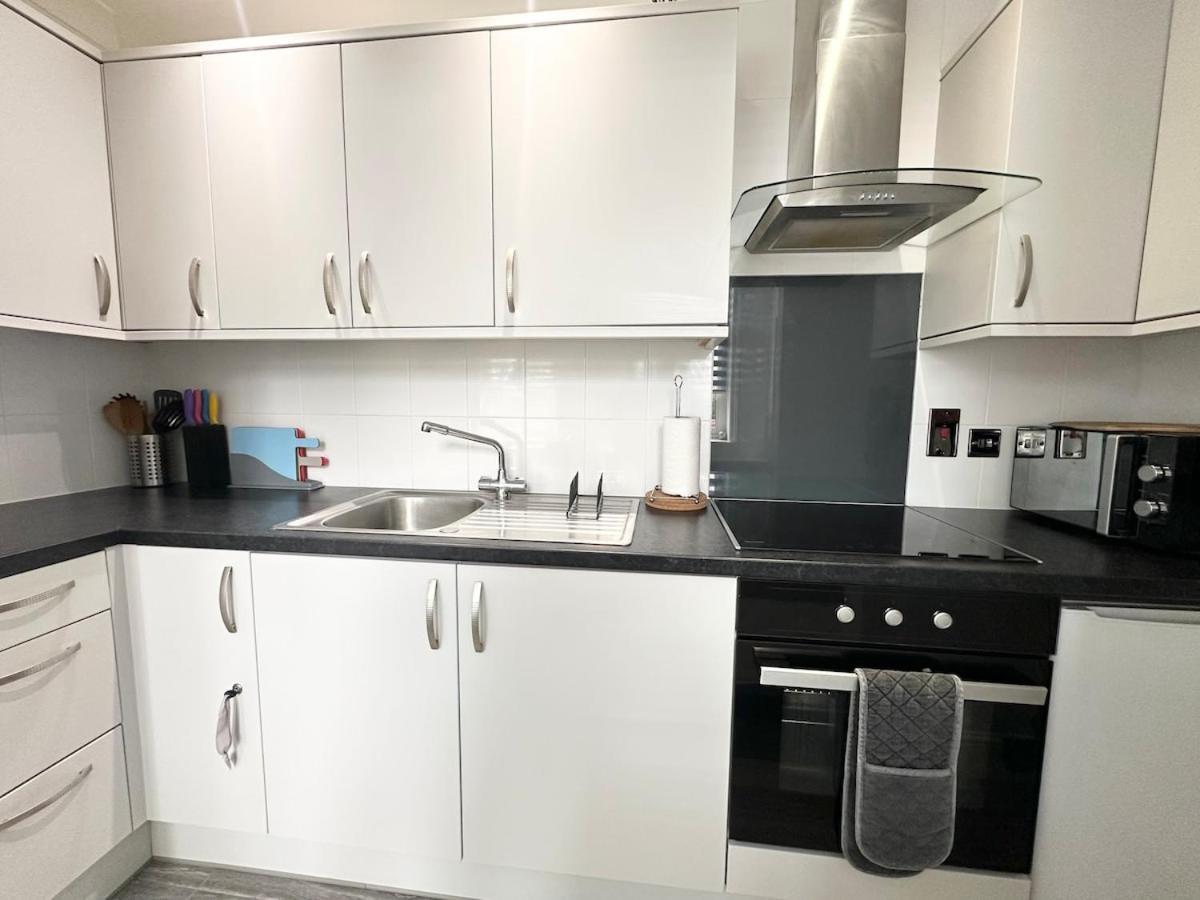 Beautiful 1 Bedroom Self Contained Apartment, Allocated Parking, Gym And Pool Table, Near To Seafront And Highstreet Apartment