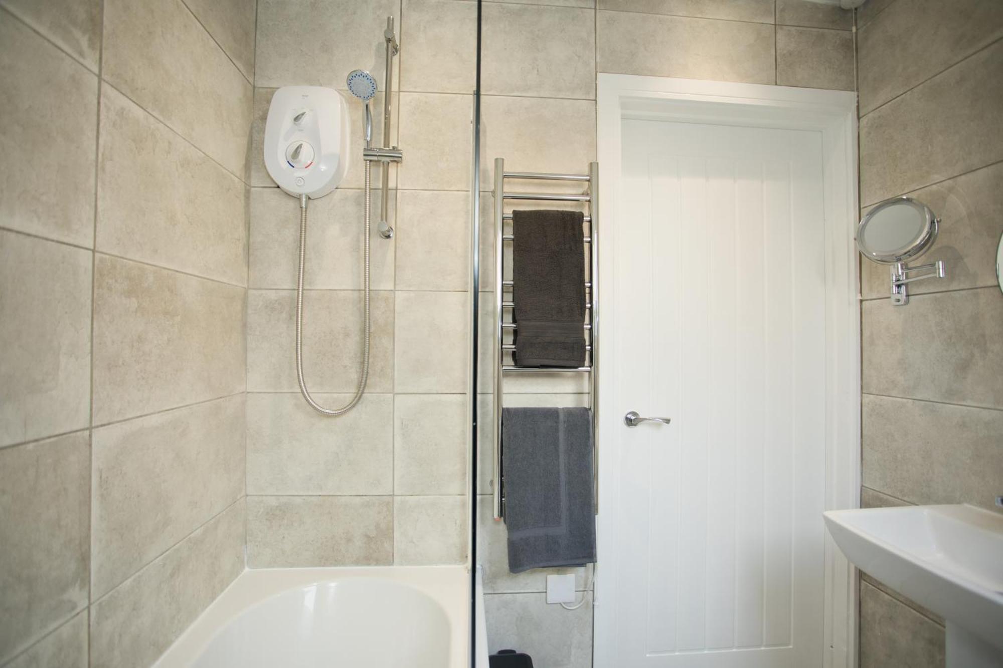 2 Bed House Free Parking 1km From The Holiday home *