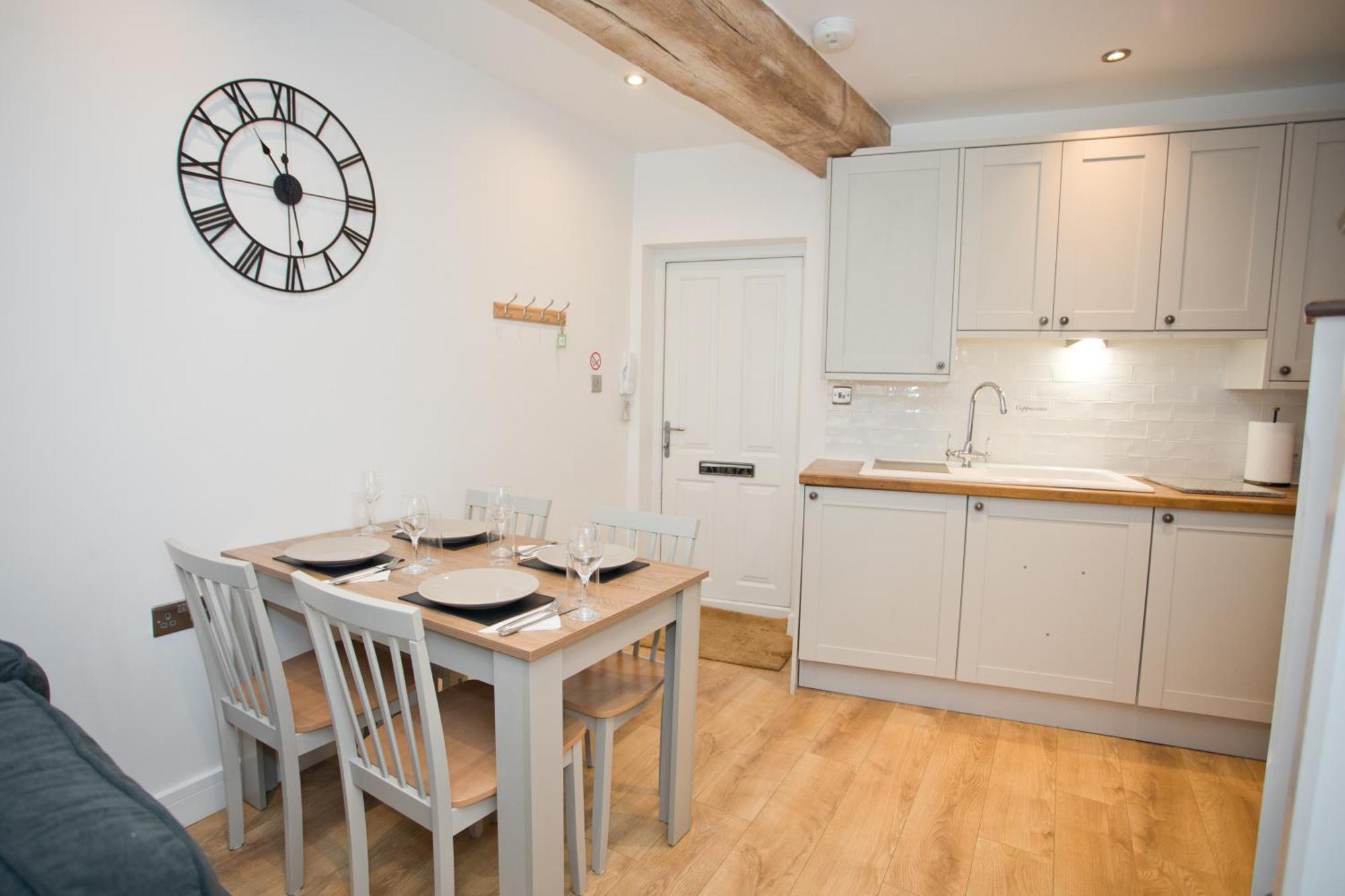 2 Bed House Free Parking 1km From The *