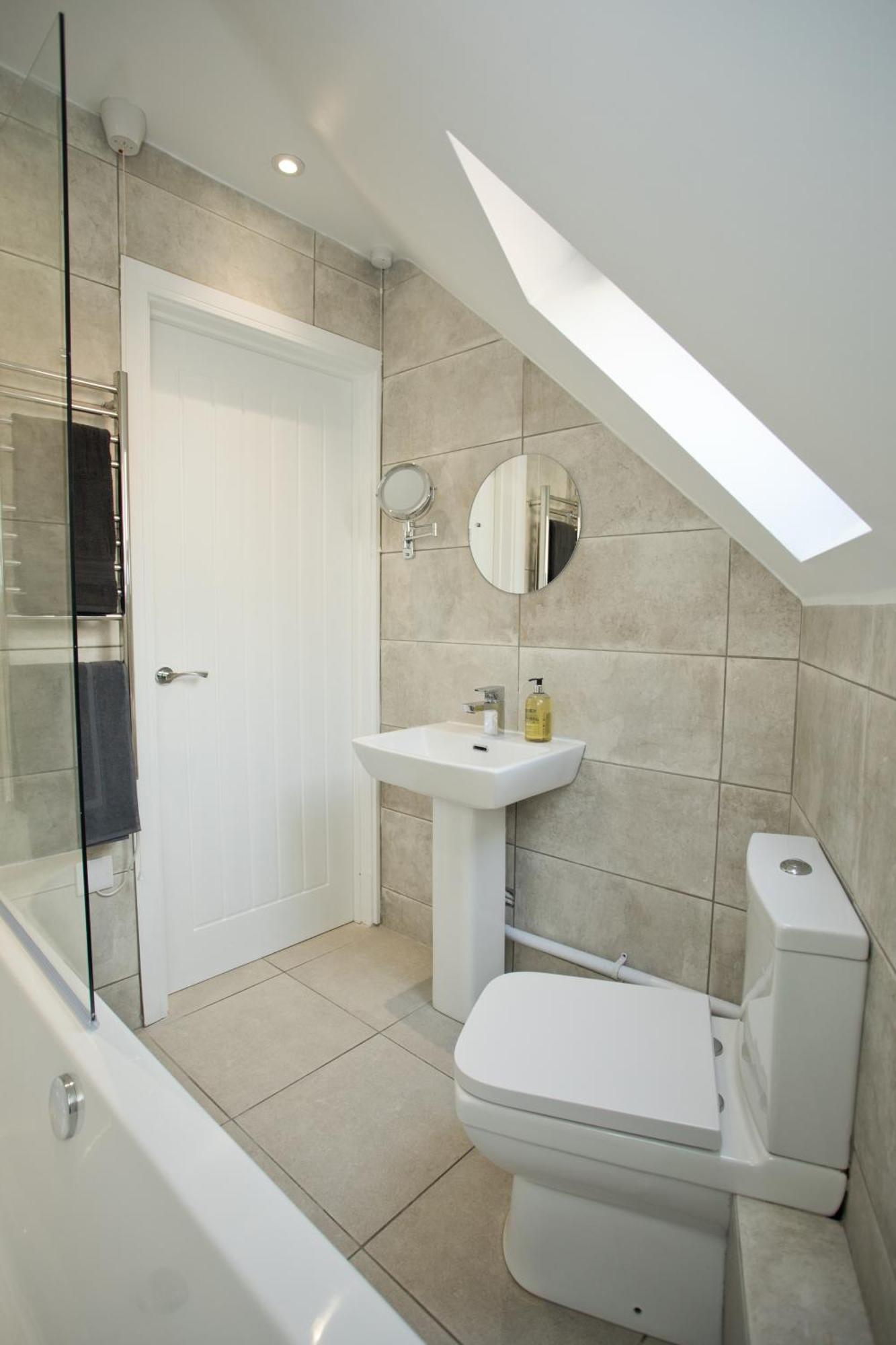 2 Bed House Free Parking 1km From The Holiday home *