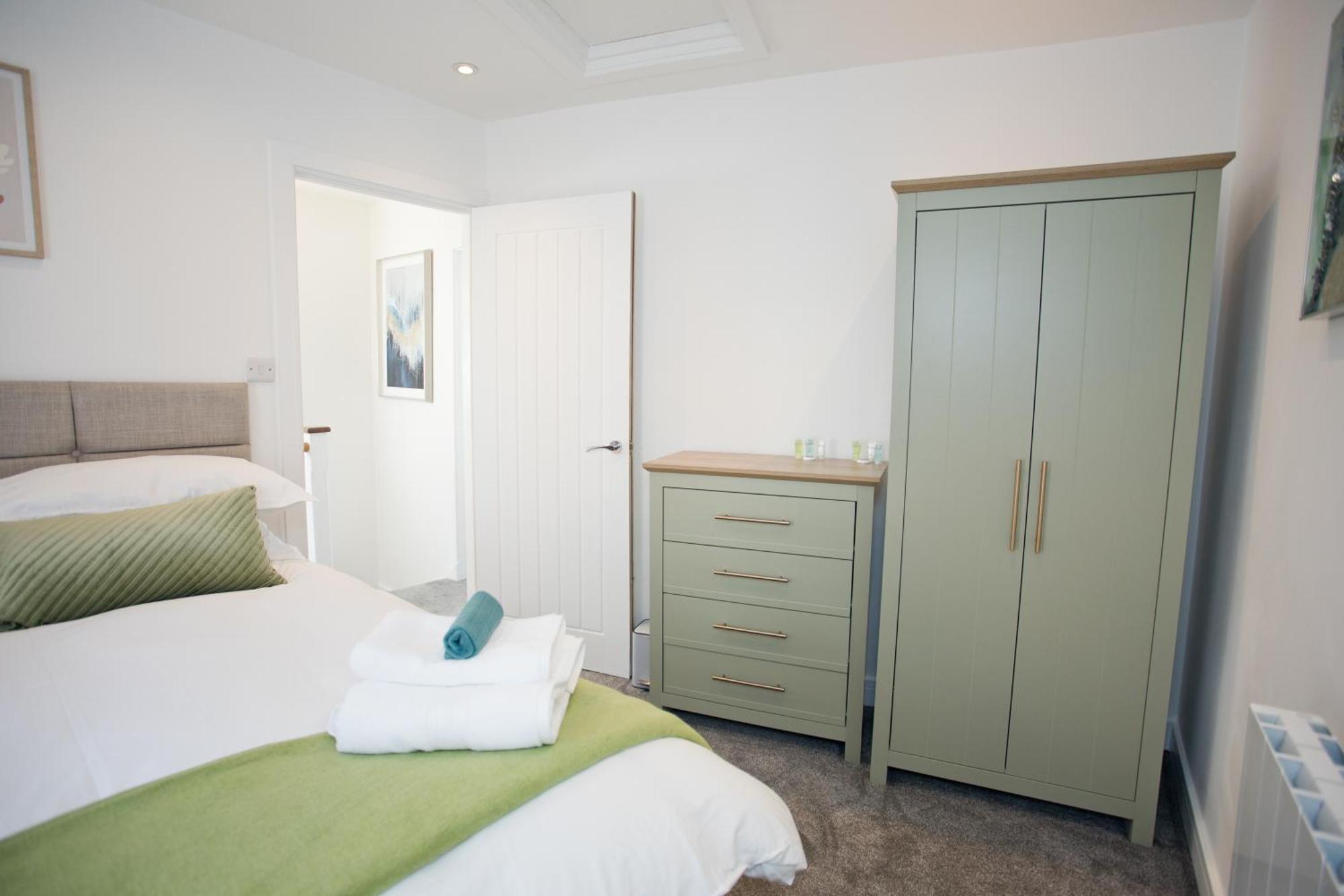 2 Bed House Free Parking 1km From The Holiday home