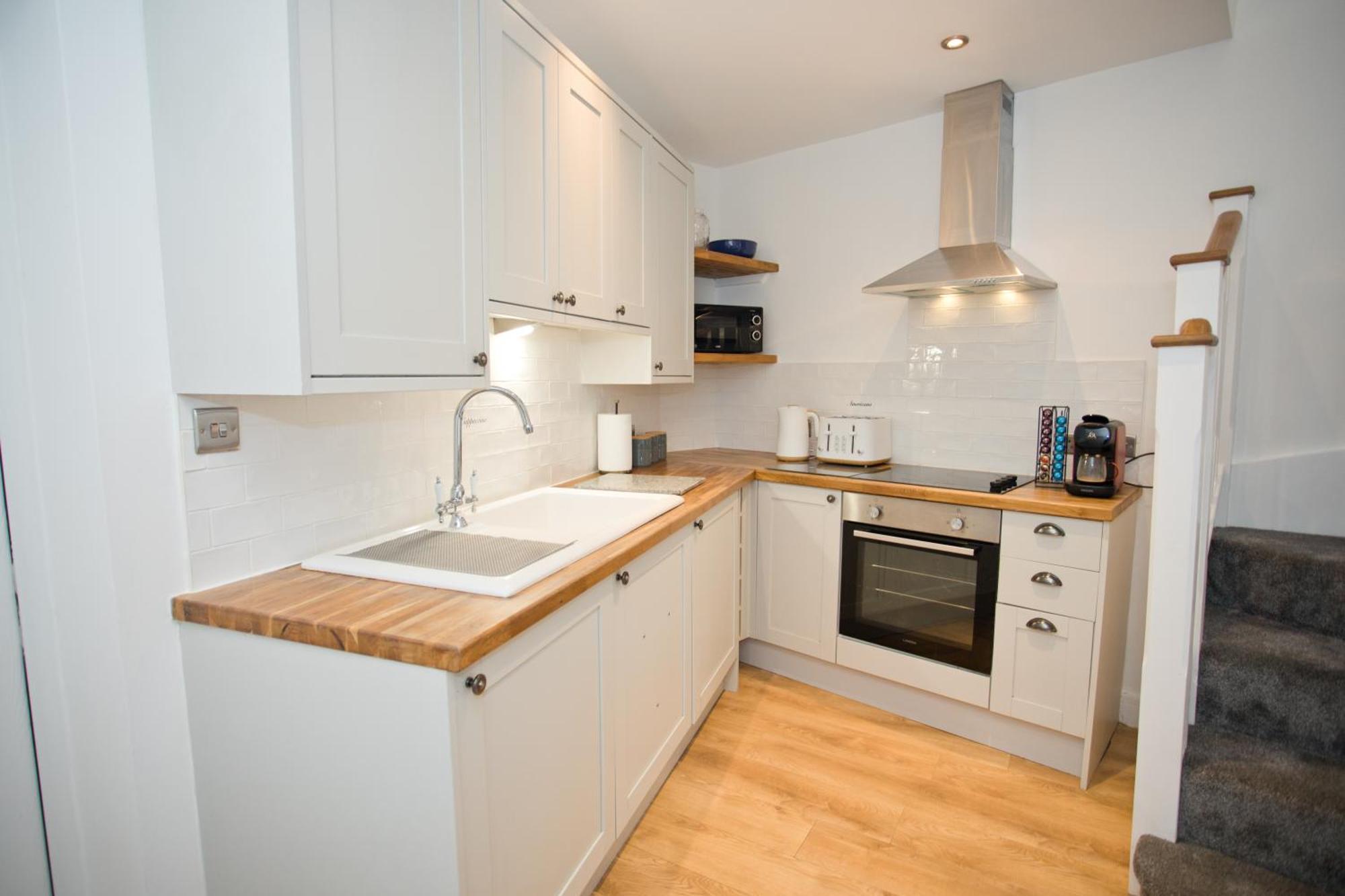 2 Bed House Free Parking 1km From The