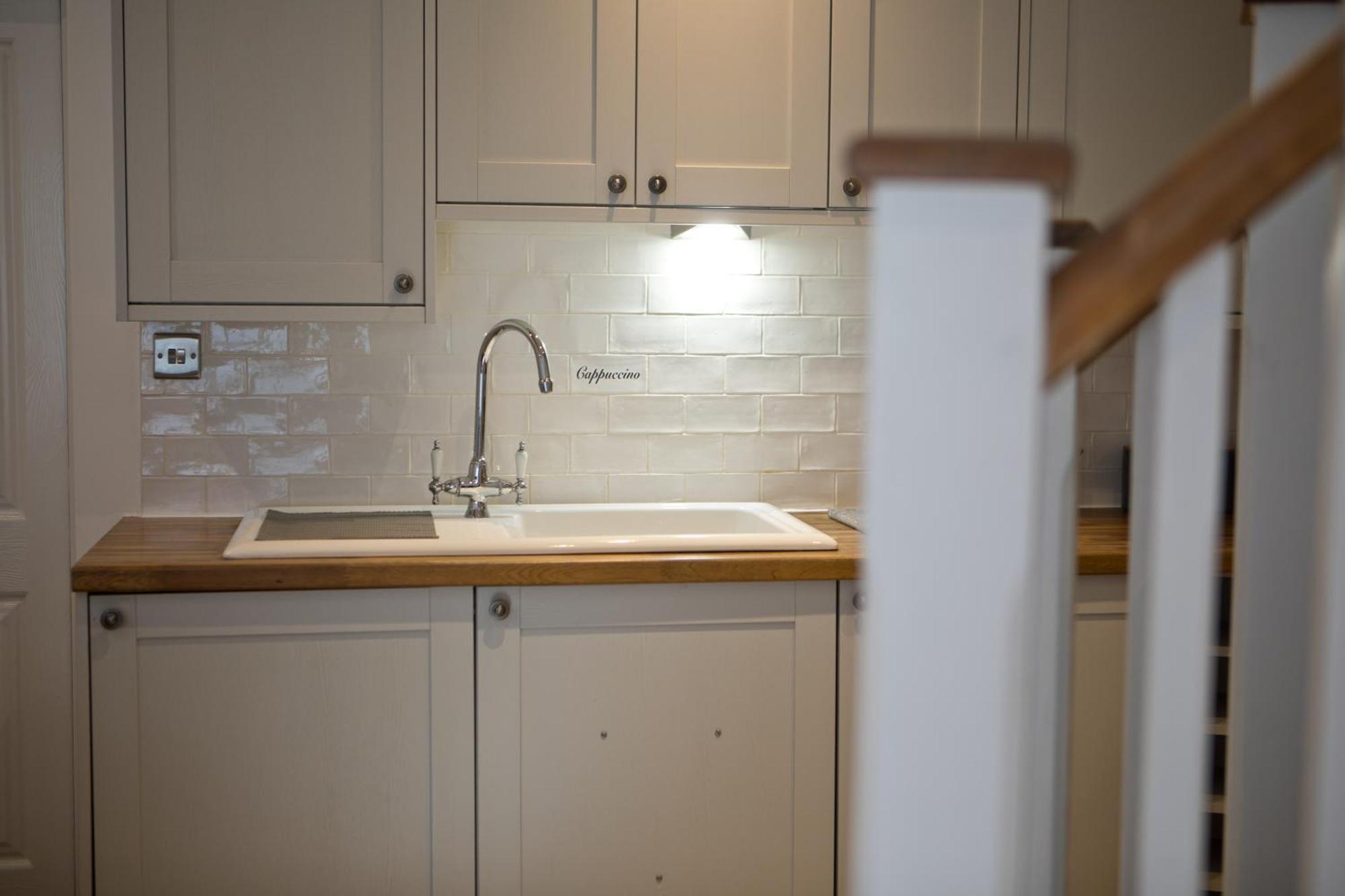 2 Bed House Free Parking 1km From The